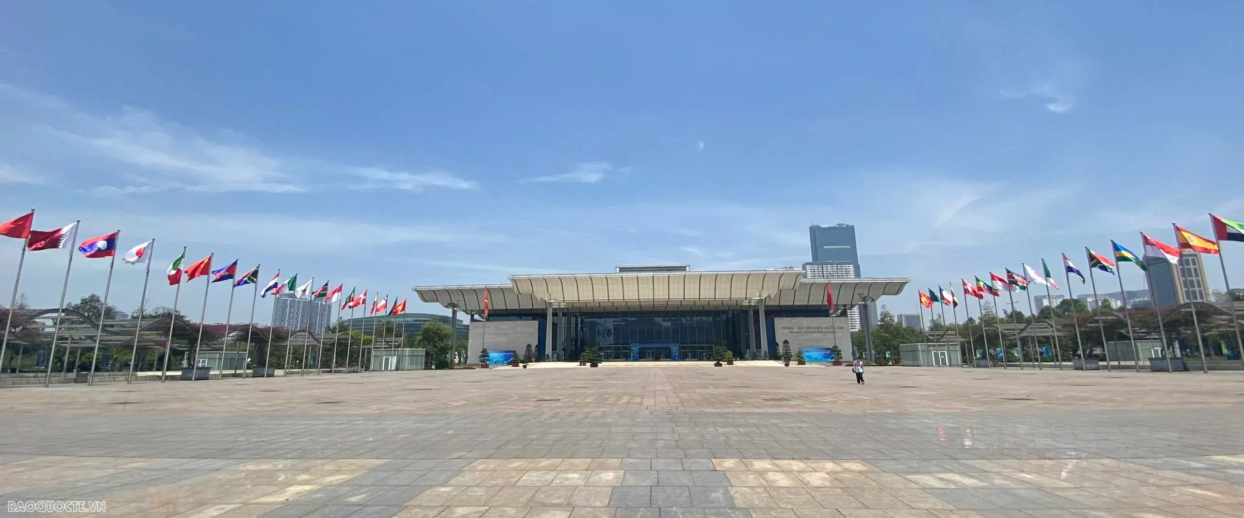 Diễn ra trong bối cảnh xu hướng tăng trưởng xanh và phát triển bền vững đang trở thành ưu tiên chiến lược của nhiều nước và là trọng tâm hợp tác của nhiều cơ chế hợp tác đa phương, Hội nghị thượng đỉnh P4G 2025 thể hiện cam kết mạnh mẽ của nước chủ nhà trong đồng hành với cộng đồng quốc tế triển khai các mục tiêu phát triển bền vững, tăng trưởng xanh, chống biến đổi khí hậu, giảm phát thải và thu hút các nguồn lực quốc tế thực hiện các mục tiêu phát triển đất nước.   Hội nghị là cơ hội để chia sẻ kinh nghiệm, nguồn lực và các sáng kiến nhằm phục vụ cho phát triển bền vững và tăng trưởng xanh. Chủ trì cuộc họp rà soát công tác chuẩn bị Hội nghị thượng đỉnh P4G lần thứ tư ngày 15/1, Phó Thủ tướng Chính phủ, Bộ trưởng Bộ Ngoại giao Bùi Thanh Sơn nhấn mạnh sự cần thiết tận dụng tốt cơ hội tăng cường quan hệ với các đối tác, tranh thủ nguồn lực cho phát triển kinh tế- xã hội, cho ứng phó với biến đổi khí hậu và phát triển bền vững của đất nước. (Ảnh: Việt Hoàng)