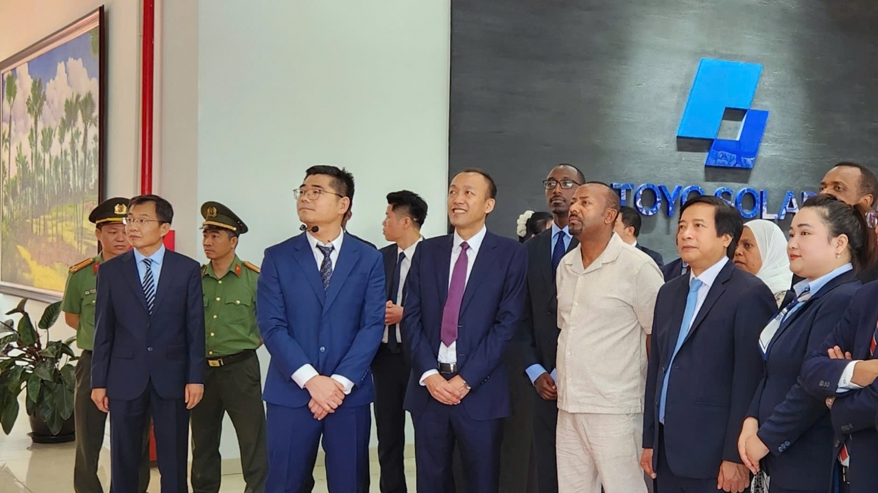 Thủ tướng Ethiopia thăm công ty sản xuất pin năng lượng mặt trời tại Phú Thọ