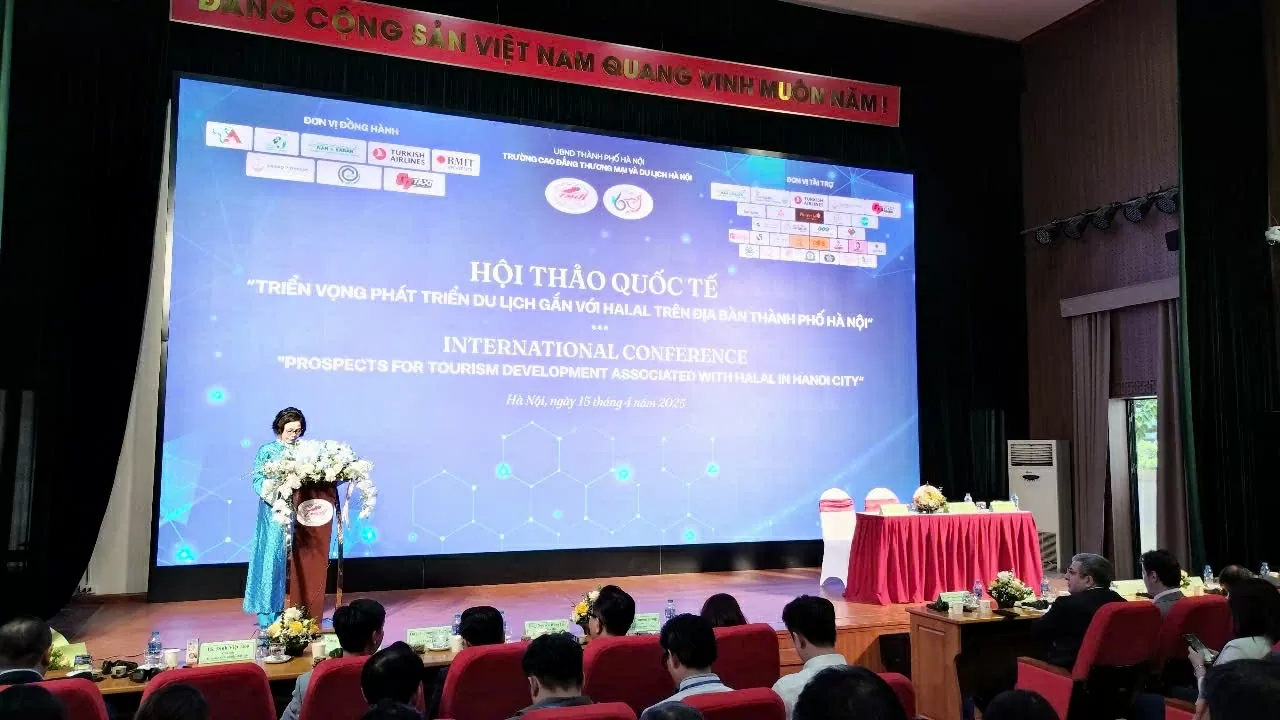 TS. Trịnh Thị Thu Hà, Hiệu trưởng Trường Cao đẳng Thương mại và du lịch Hà Nội phát biểu khai mạc chương trình. (Ảnh: Hải Phương) TS. Trịnh Thị Thu Hà, Hiệu trưởng Trường Cao đẳng Thương mại và du lịch Hà Nội phát biểu khai mạc chương trình. (Ảnh: Hải Phương)