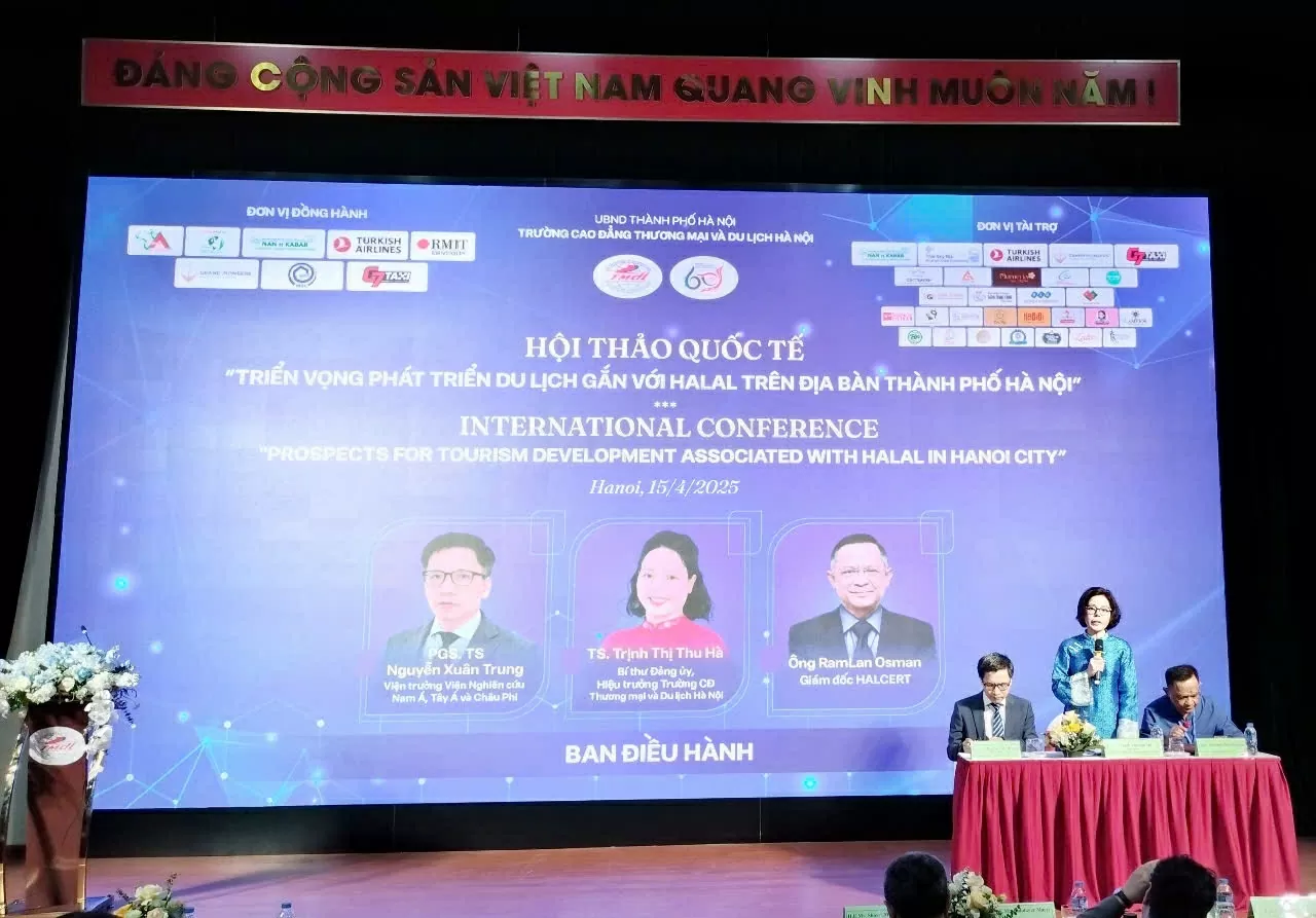 Ban Điều hành Hội thảo quốc tế “Triển vọng phát triển du lịch gắn với Halal trên địa bàn Thành phố Hà Nội”. (Ảnh: Hải Phương) Ban Điều hành Hội thảo quốc tế “Triển vọng phát triển du lịch gắn với Halal trên địa bàn Thành phố Hà Nội”. (Ảnh: Hải Phương)