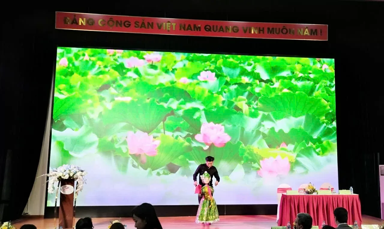 Tiết mục múa rối nước giới thiệu văn hóa Việt Nam với bạn bè quốc tế của NSƯT Trần Quý Quốc (Quốc Rối). (Ảnh: Hải Phương) Tiết mục múa rối nước giới thiệu văn hóa Việt Nam với bạn bè quốc tế của NSƯT Trần Quý Quốc (Quốc Rối). (Ảnh: Hải Phương)