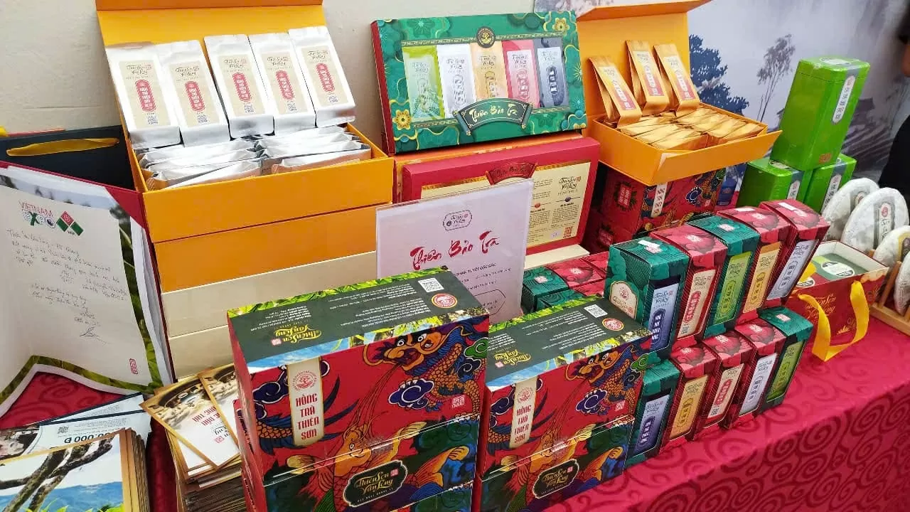 Các loại trà thương hiệu Việt Nam được chứng nhận Halal trưng bày tại khu vực bên ngoài Hội trường. (Ảnh: Hải Phương) Các loại trà thương hiệu Việt Nam được chứng nhận Halal trưng bày tại khu vực bên ngoài Hội trường. (Ảnh: Hải Phương)