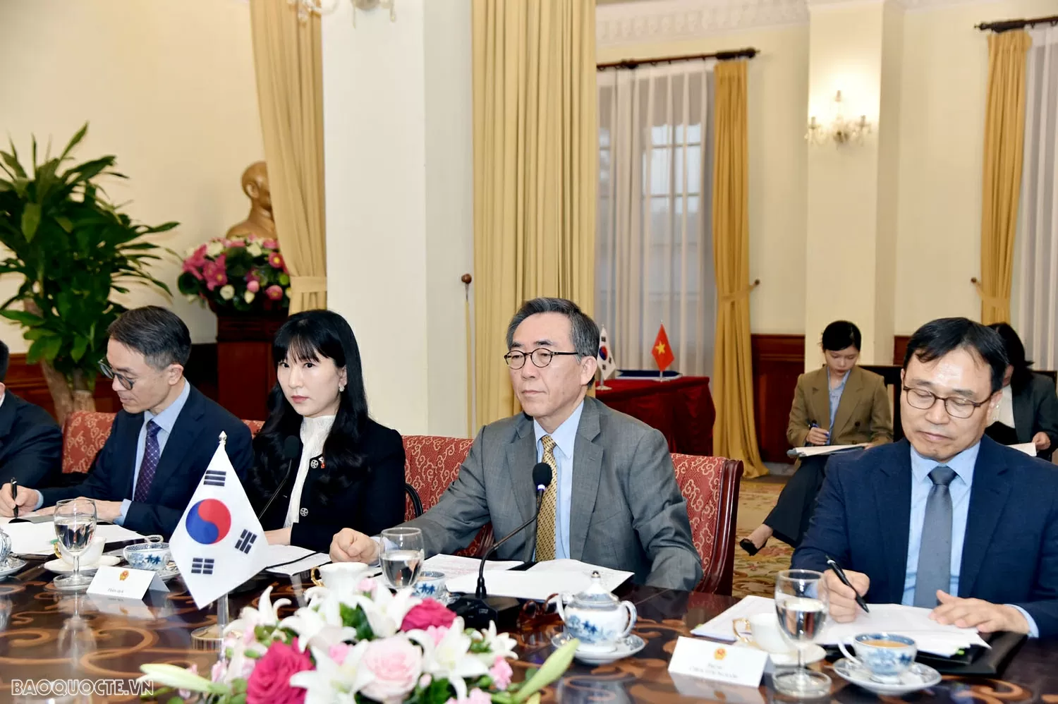 Phó Thủ tướng, Bộ trưởng Ngoại giao Bùi Thanh Sơn tiếp và hội đàm với Bộ trưởng Ngoại giao Hàn Quốc Bộ trưởng Ngoại giao Cho Tae-yul: Thành công trong phát triển kinh tế của Việt Nam cũng là thành công của Hàn Quốc