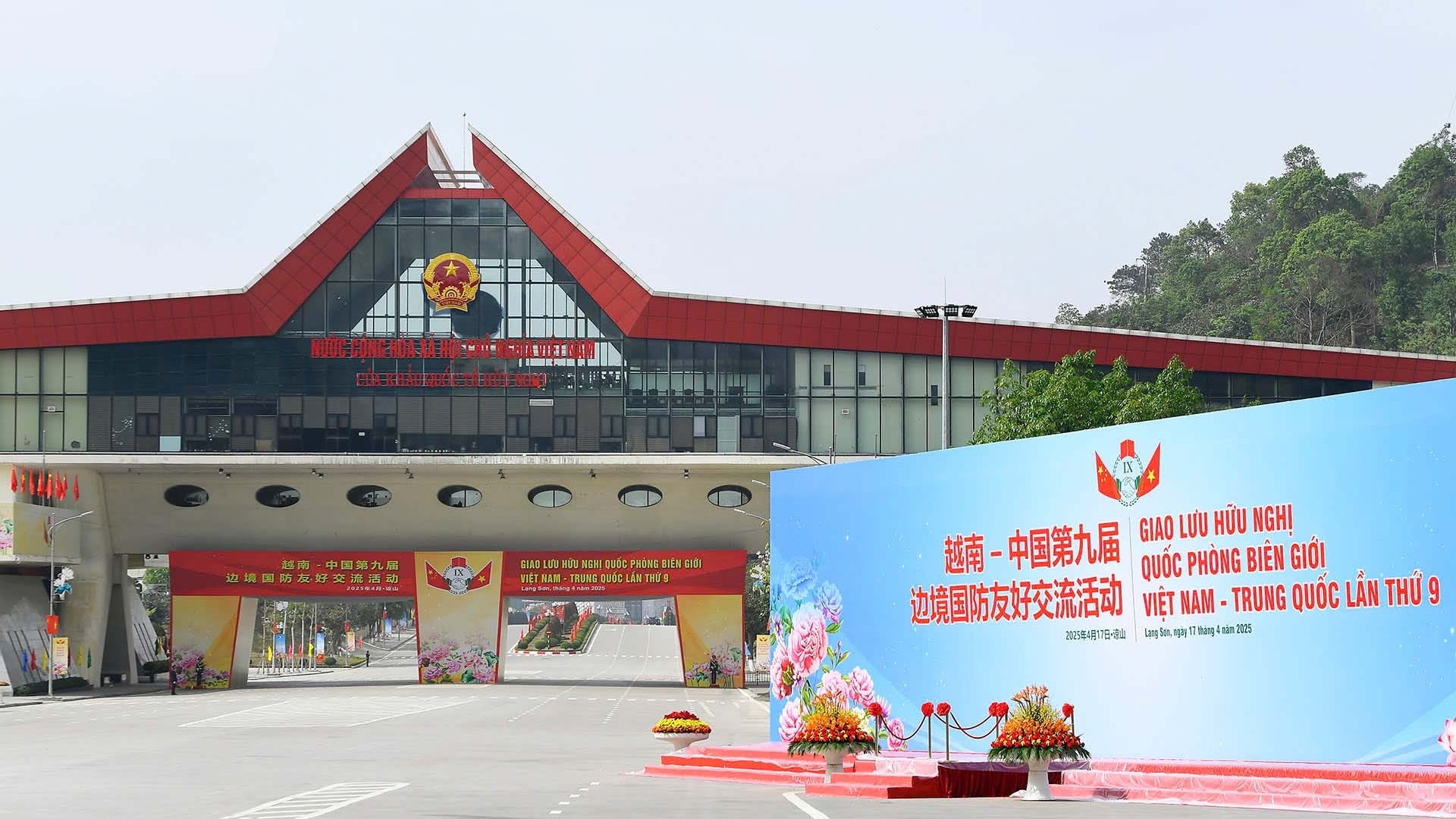 Khai màn chương trình Giao lưu hữu nghị quốc phòng biên giới Việt Nam-Trung Quốc lần thứ 9