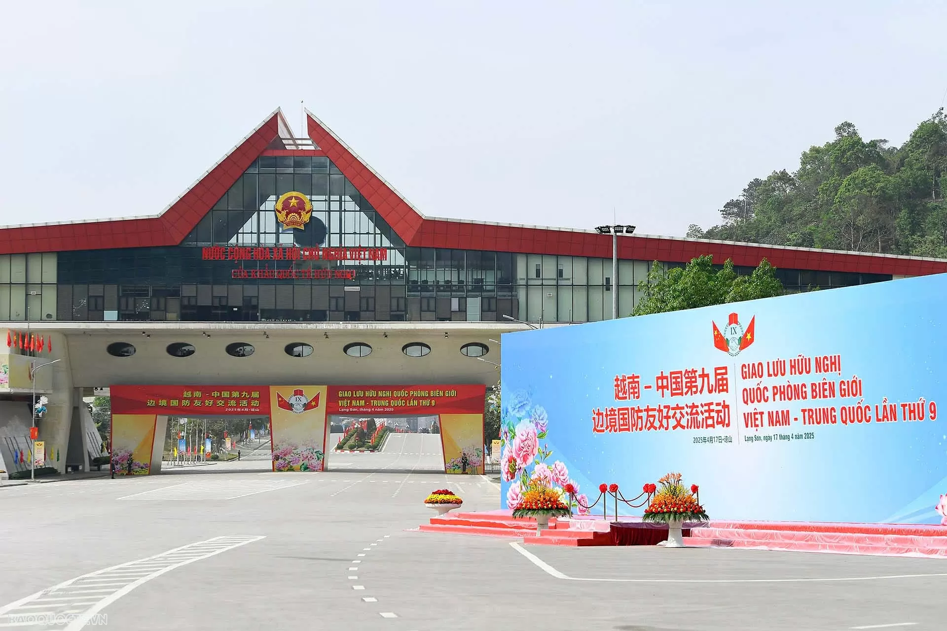 Sáng nay, bắt đầu chương trình Giao lưu hữu nghị quốc phòng biên giới Việt Nam-Trung Quốc lần thứ 9 Sáng nay, bắt đầu chương trình Giao lưu hữu nghị quốc phòng biên giới Việt Nam-Trung Quốc lần thứ 9