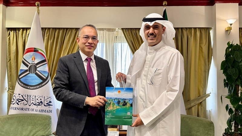 Đại sứ Nguyễn Đức Thắng chào Thống đốc tỉnh Ahmadi, trao đổi về hợp tác dầu khí và địa phương giữa Việt Nam và Kuwait