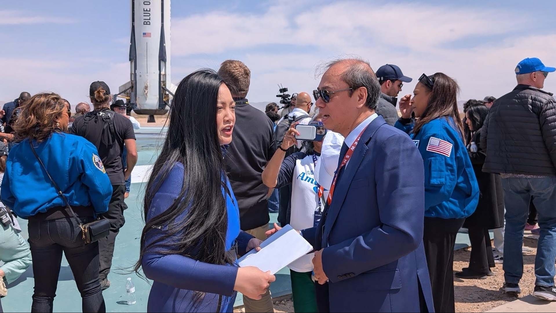 Đại sứ Việt Nam tại Hoa Kỳ trao thư của Chủ tịch nước Lương Cường cho người phụ nữ gốc Việt đầu tiên bay vào vũ trụ