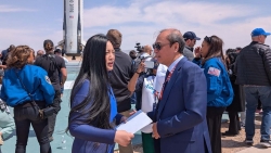 Đại sứ Việt Nam tại Hoa Kỳ trao thư của Chủ tịch nước Lương Cường cho người phụ nữ gốc Việt đầu tiên bay vào vũ trụ