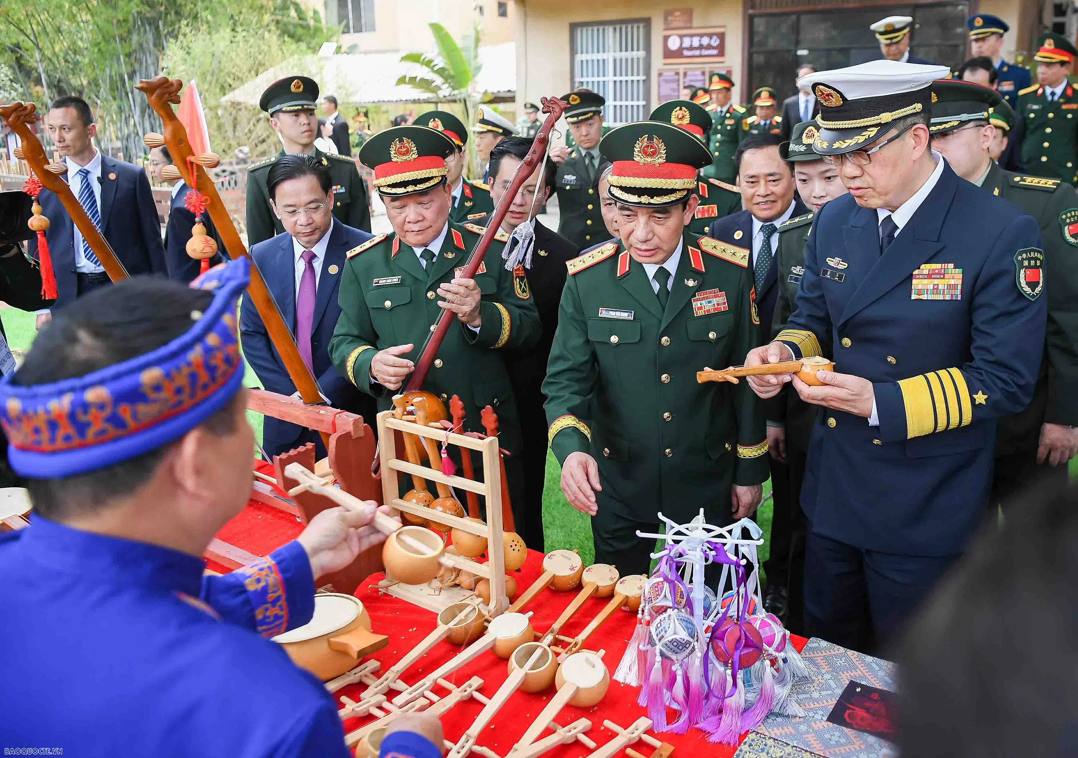 Bộ trưởng Quốc phòng Việt Nam và Trung Quốc cùng giã bánh dày, chơi nhạc cụ truyền thống Bộ trưởng Quốc phòng Việt Nam và Trung Quốc cùng giã bánh dày, chơi nhạc cụ truyền thống