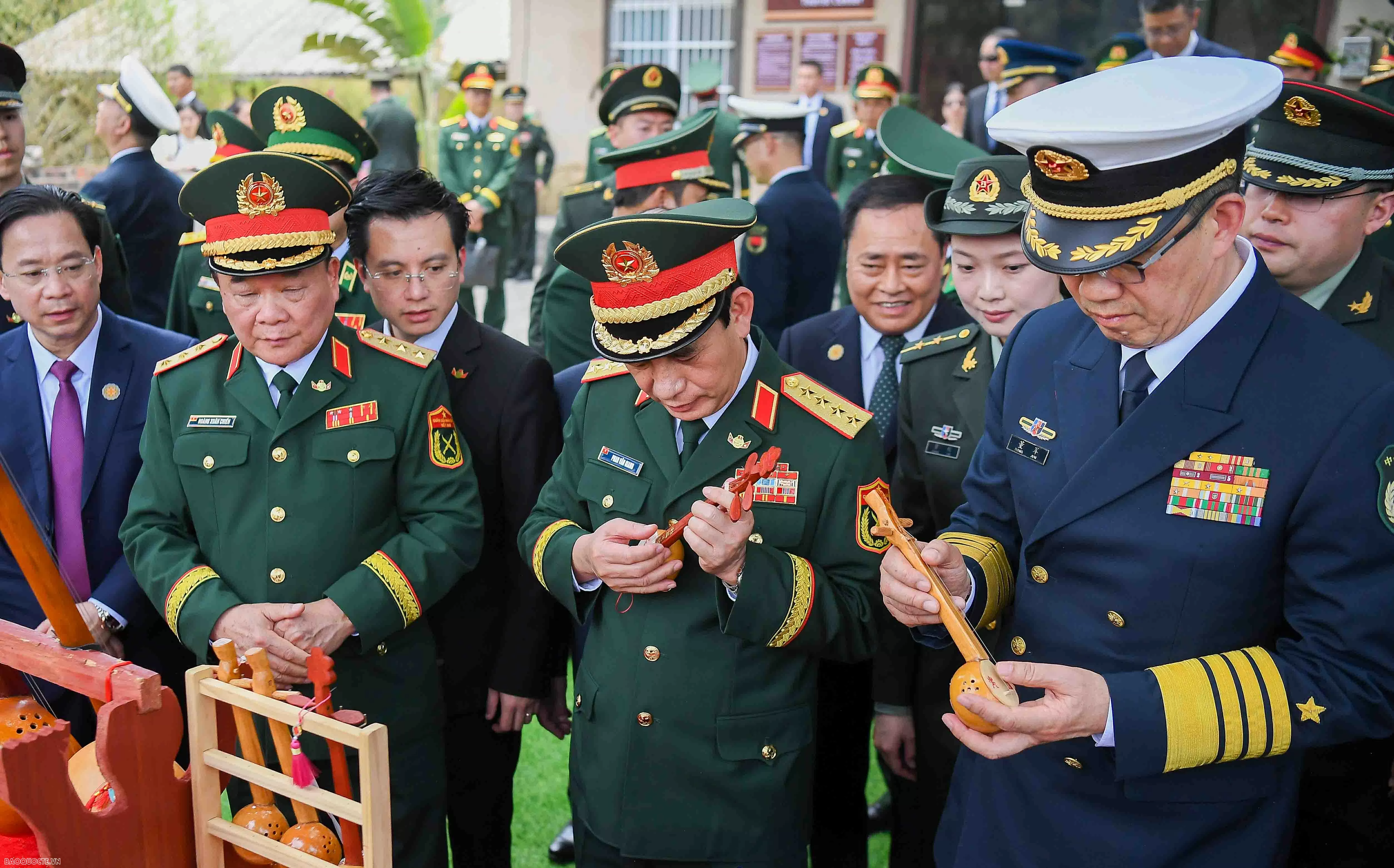 Bộ trưởng Quốc phòng Việt Nam và Trung Quốc cùng giã bánh dày, chơi nhạc cụ truyền thống Bộ trưởng Quốc phòng Việt Nam và Trung Quốc cùng giã bánh dày, chơi nhạc cụ truyền thống