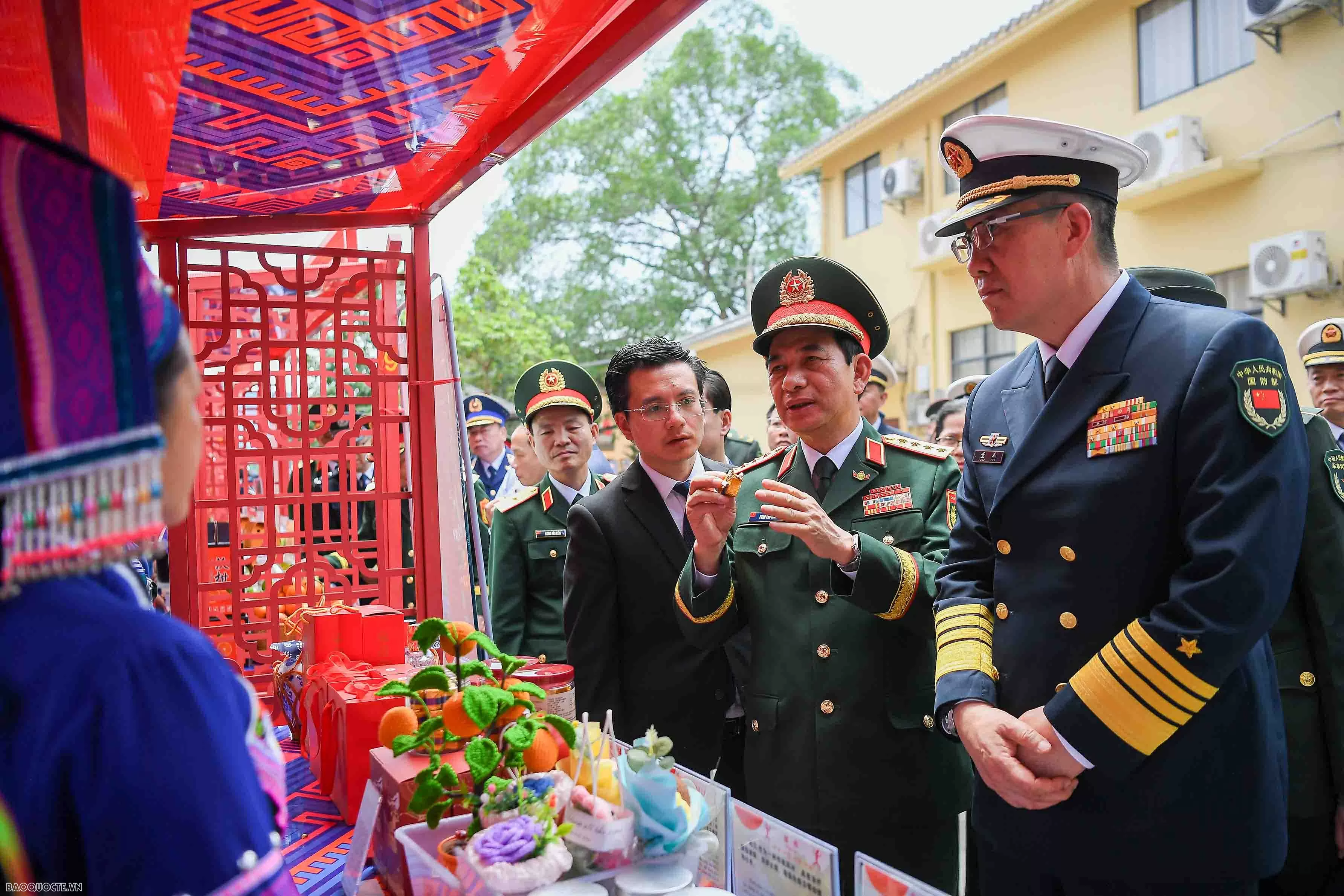 Bộ trưởng Quốc phòng Việt Nam và Trung Quốc cùng giã bánh dày, chơi nhạc cụ truyền thống