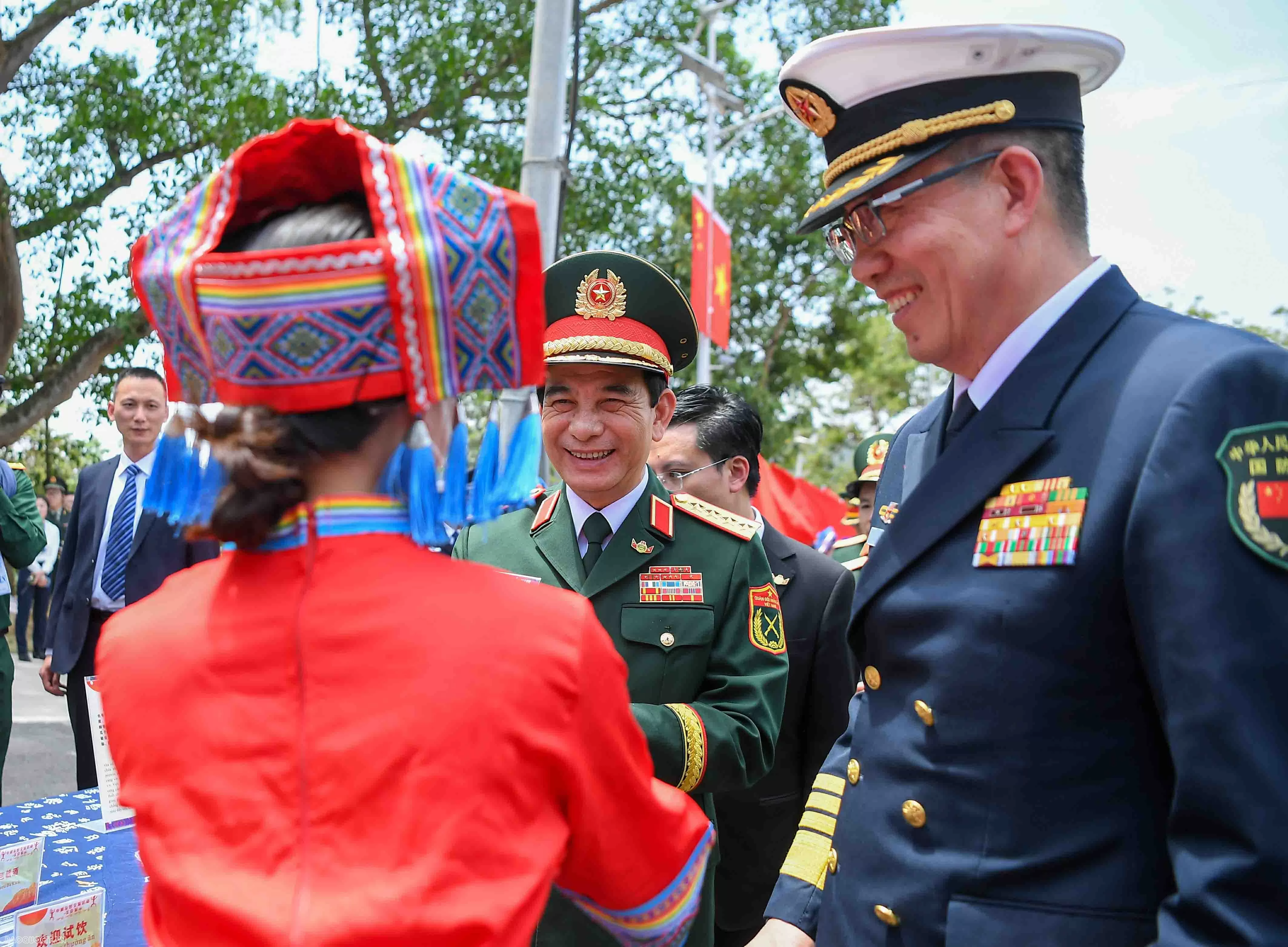 Bộ trưởng Phan Văn Giang và Bộ trưởng Đổng Quân thăm Trường Tiểu học số 4 Bộ trưởng Phan Văn Giang và Bộ trưởng Đổng Quân thăm Trường Tiểu học số 4