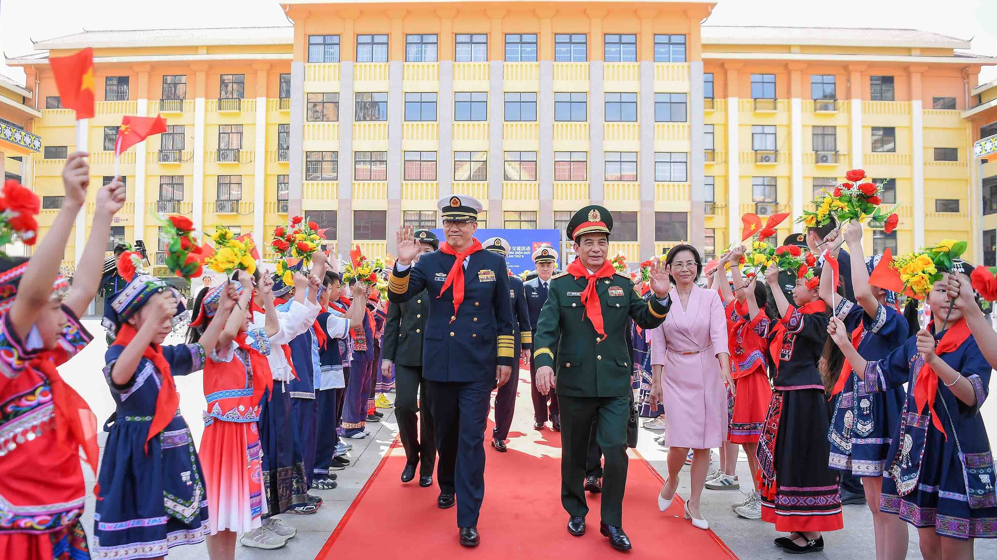 Bộ trưởng Quốc phòng Việt Nam và Trung Quốc giao lưu cùng học sinh hai nước