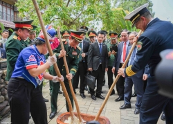 Bộ trưởng Quốc phòng Việt Nam và Trung Quốc cùng giã bánh dày, chơi nhạc cụ truyền thống