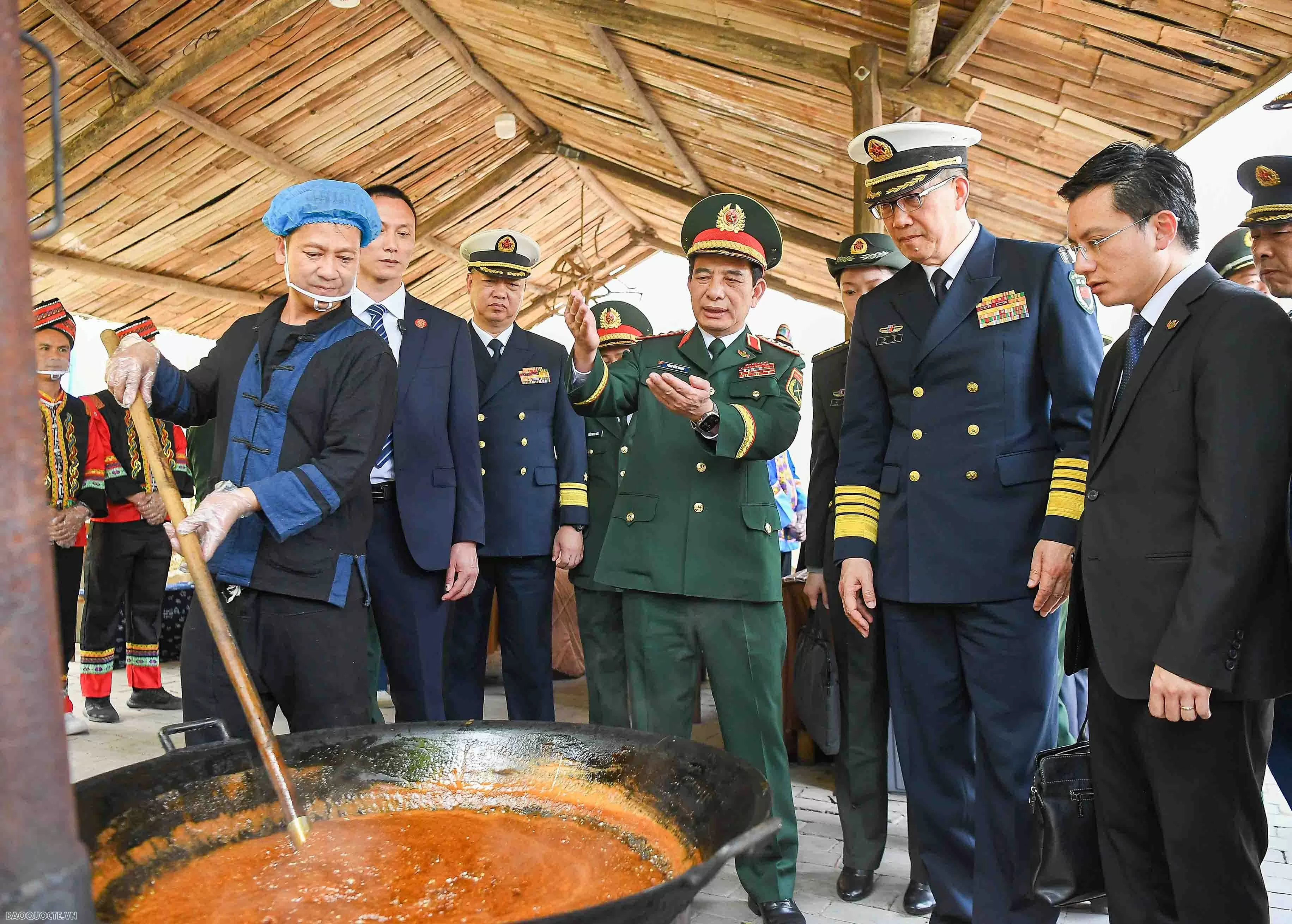 Bộ trưởng Quốc phòng Việt Nam và Trung Quốc cùng giã bánh dày, chơi nhạc cụ truyền thống Bộ trưởng Quốc phòng Việt Nam và Trung Quốc cùng giã bánh dày, chơi nhạc cụ truyền thống