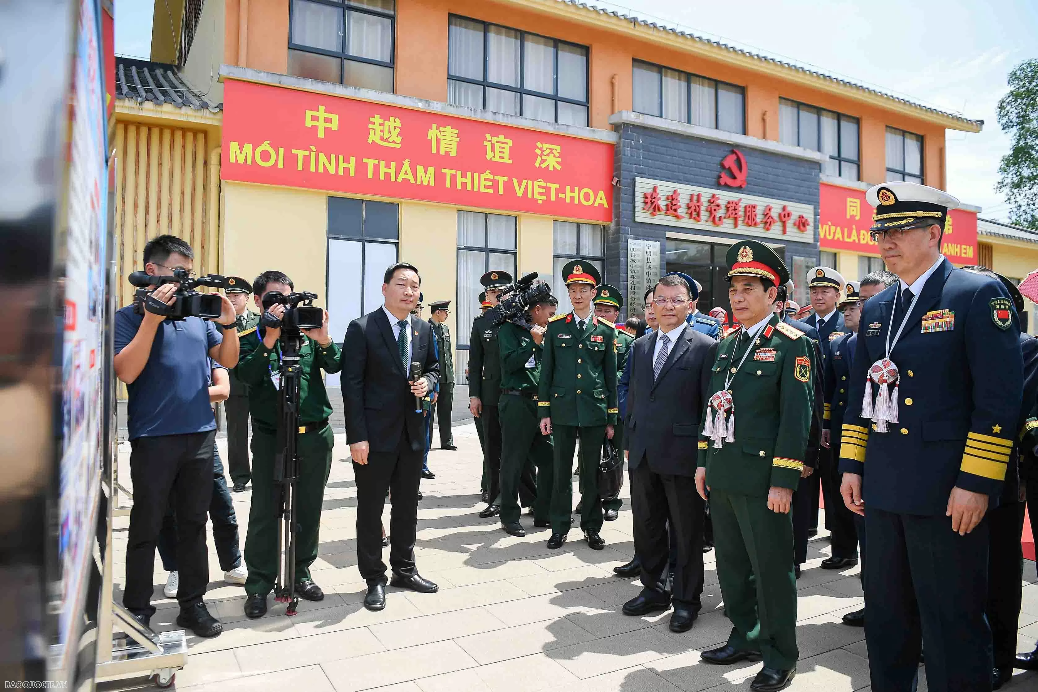 Bộ trưởng Quốc phòng Việt Nam và Trung Quốc cùng giã bánh dày, chơi nhạc cụ truyền thống