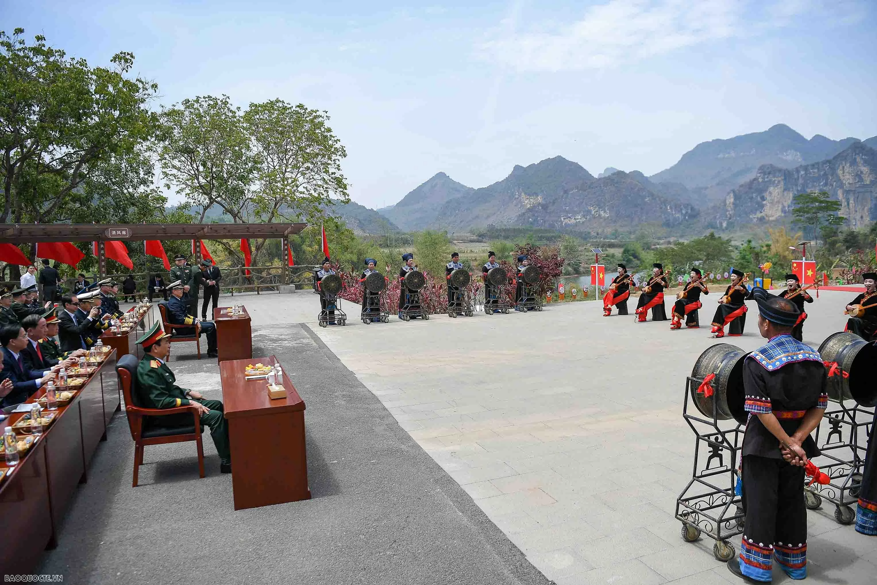 Bộ trưởng Quốc phòng Việt Nam và Trung Quốc cùng giã bánh dày, chơi nhạc cụ truyền thống Bộ trưởng Quốc phòng Việt Nam và Trung Quốc cùng giã bánh dày, chơi nhạc cụ truyền thống