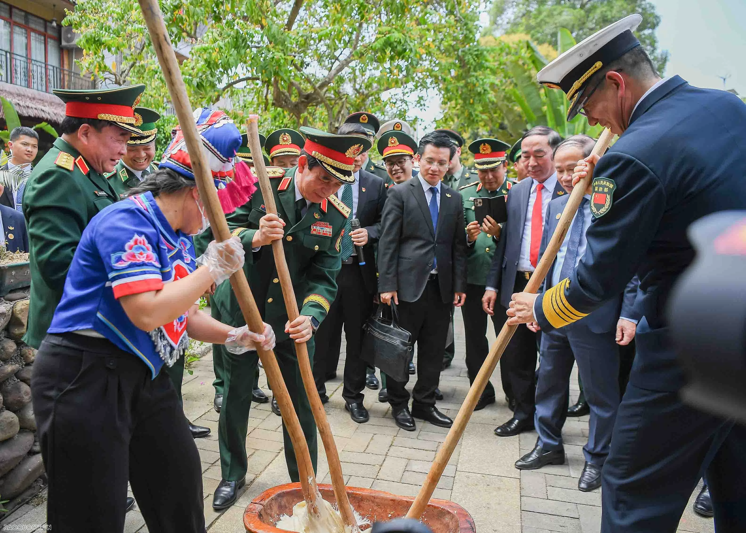 Bộ trưởng Quốc phòng Việt Nam và Trung Quốc cùng giã bánh dày, chơi nhạc cụ truyền thống Bộ trưởng Quốc phòng Việt Nam và Trung Quốc cùng giã bánh dày, chơi nhạc cụ truyền thống