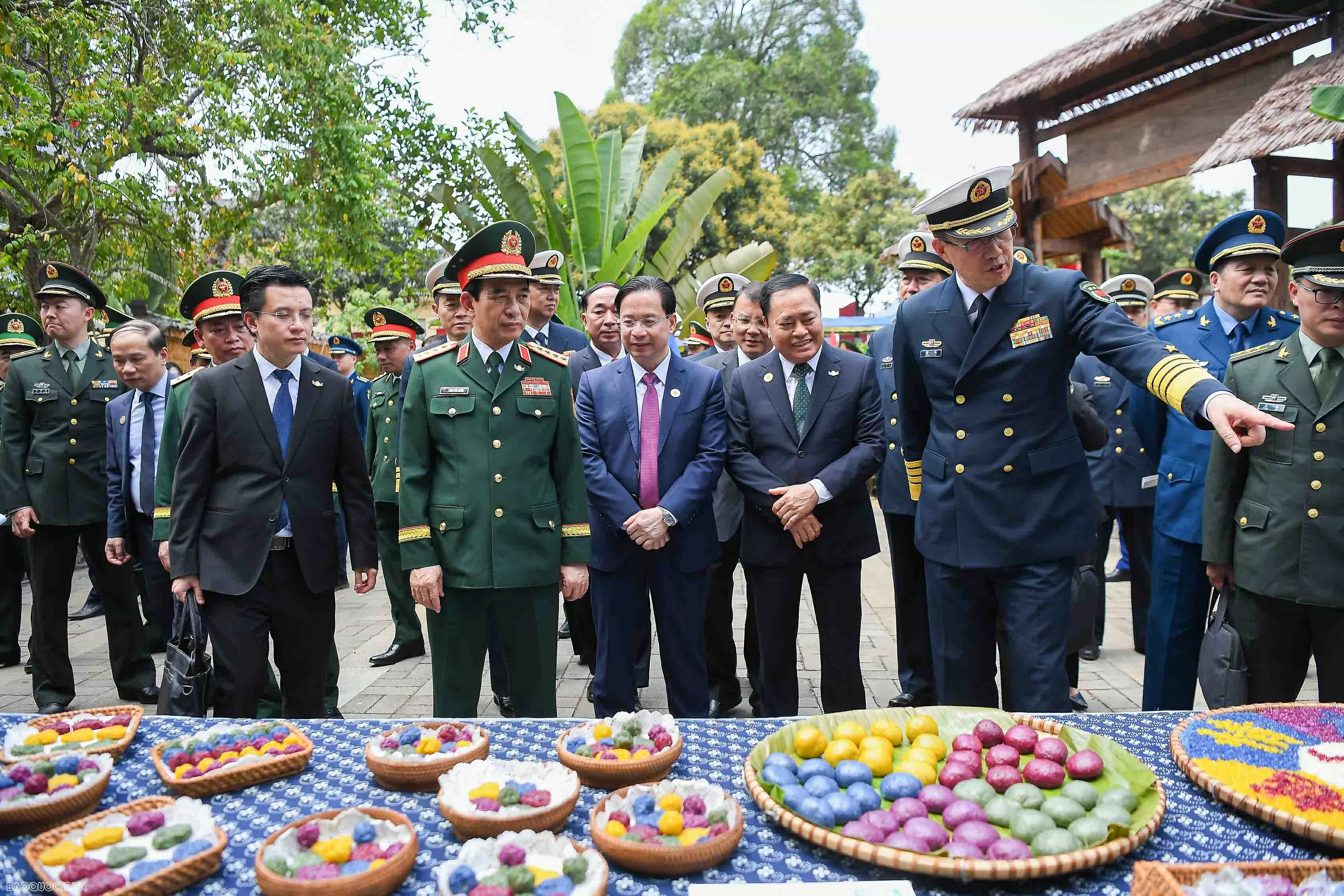 Bộ trưởng Quốc phòng Việt Nam và Trung Quốc cùng giã bánh dày, chơi nhạc cụ truyền thống Bộ trưởng Quốc phòng Việt Nam và Trung Quốc cùng giã bánh dày, chơi nhạc cụ truyền thống