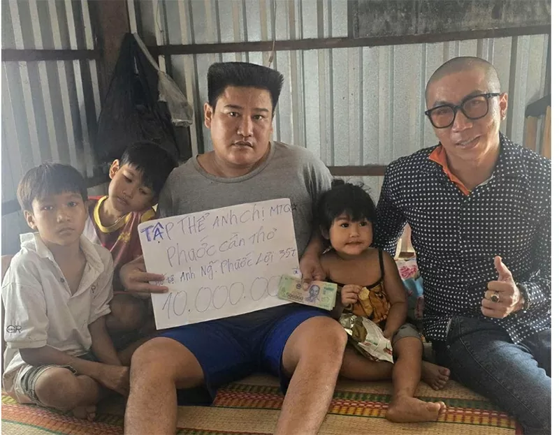 Anh Phước (ngoài cùng bên phải) luôn tìm đến giúp đỡ những mảnh đời khó khăn