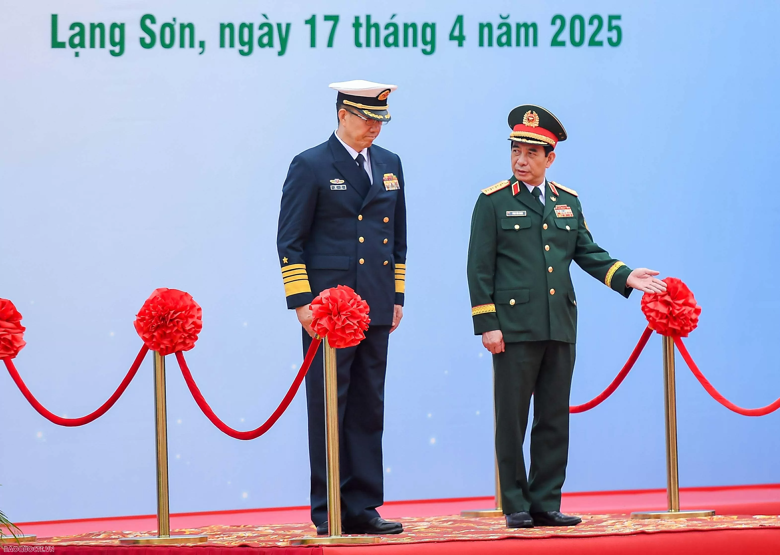 Đại tướng Phan Văn Giang đón Bộ trưởng Quốc phòng Việt Nam và Trung Quốc trồng cây tại biên giới hai nước