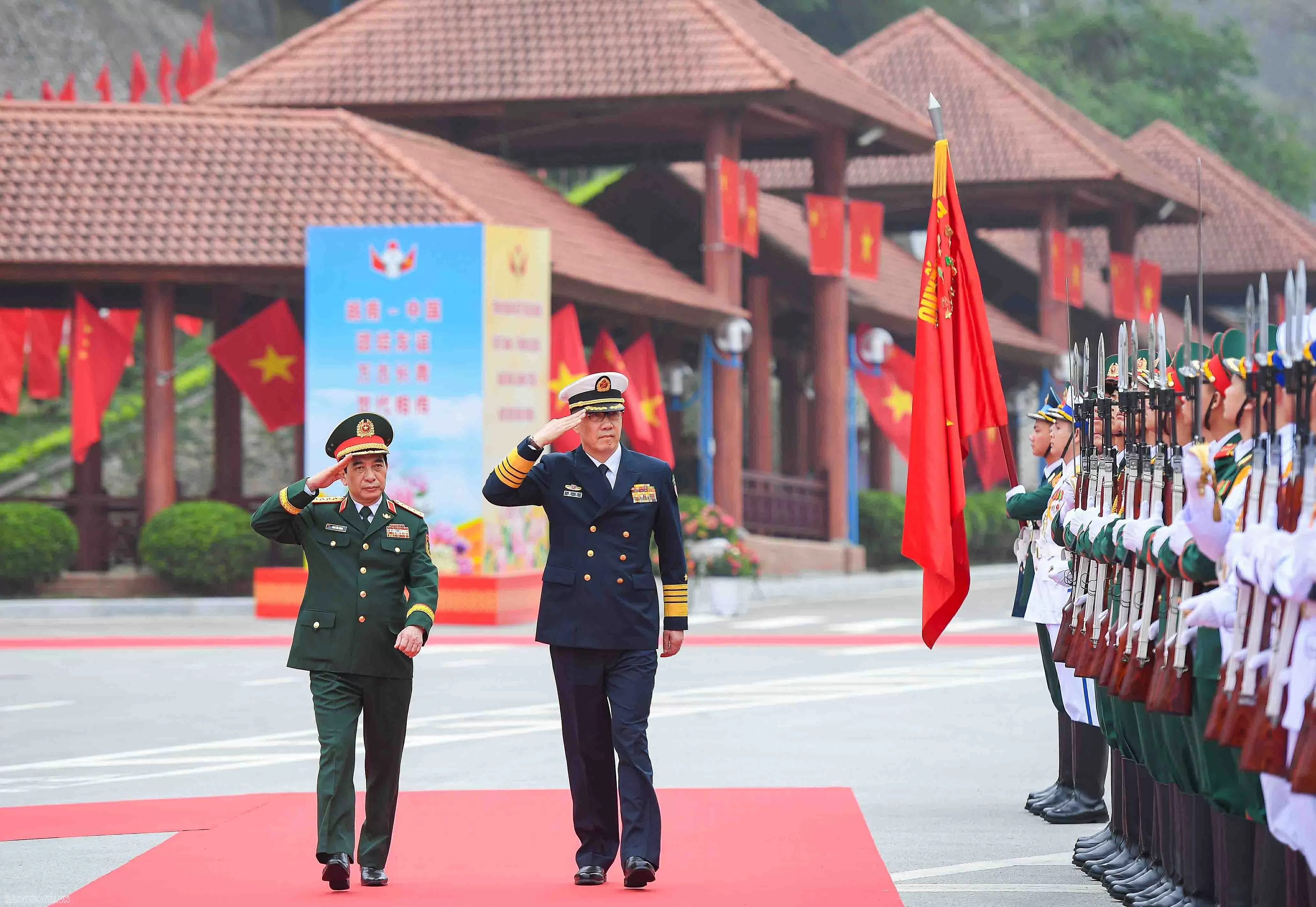 Đại tướng Phan Văn Giang đón Bộ trưởng Quốc phòng Việt Nam và Trung Quốc trồng cây tại biên giới hai nước