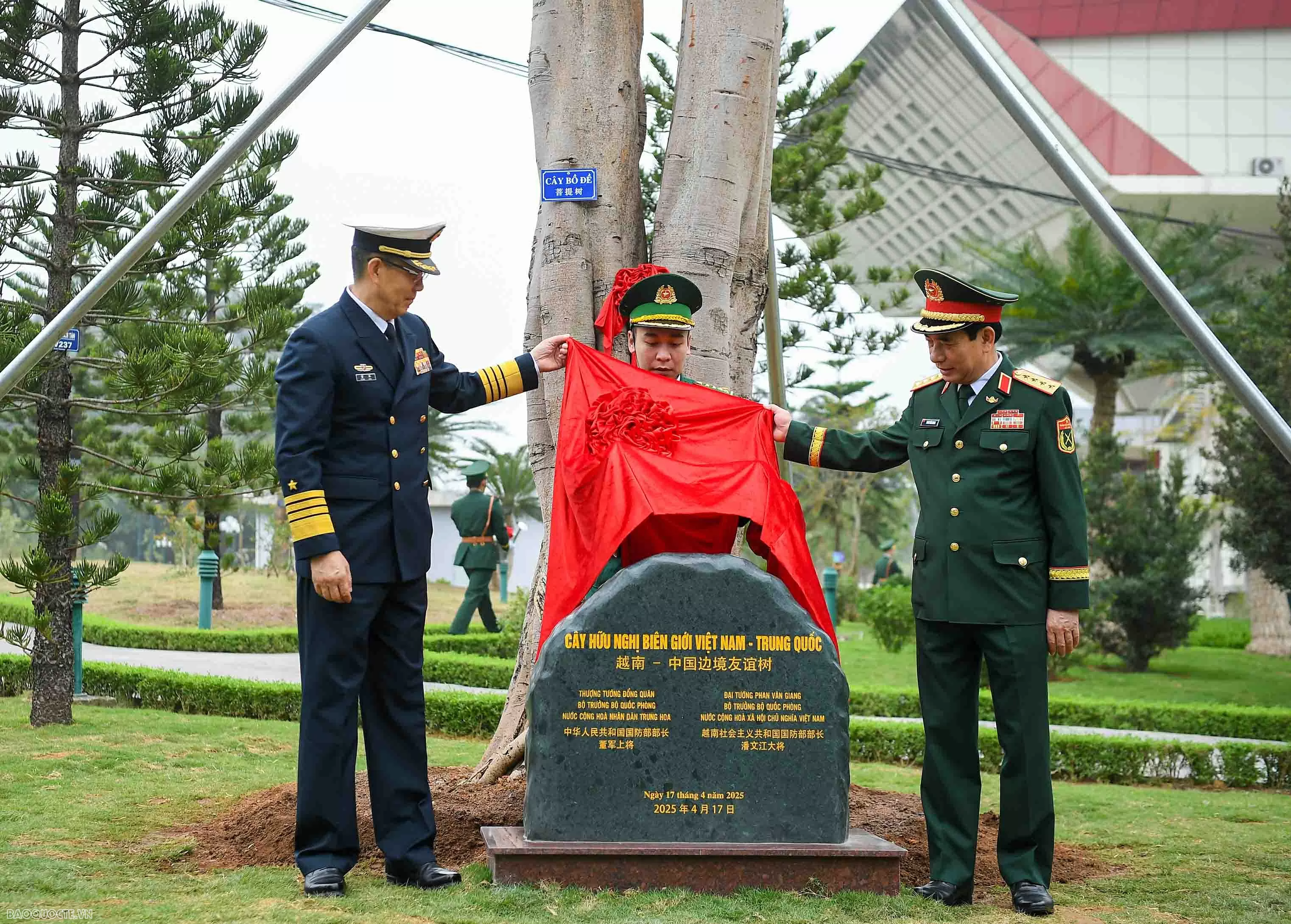 Đại tướng Phan Văn Giang đón Bộ trưởng Quốc phòng Việt Nam và Trung Quốc trồng cây tại biên giới hai nước