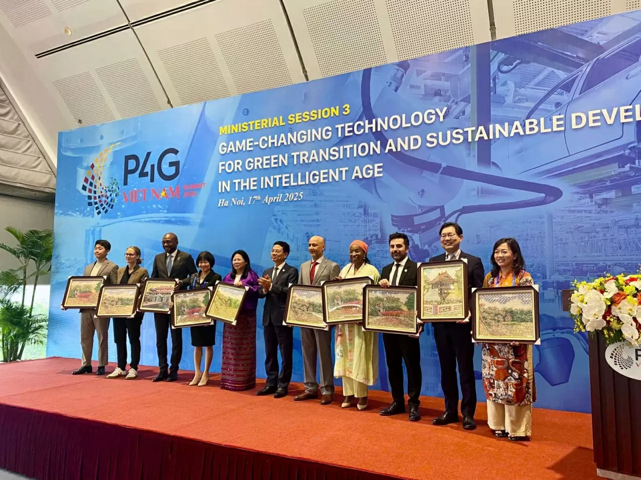 Các đại biểu chụp ảnh lưu niệm. (Ảnh: Xuân Sơn) Các đại biểu chụp ảnh lưu niệm. (Ảnh: Xuân Sơn)