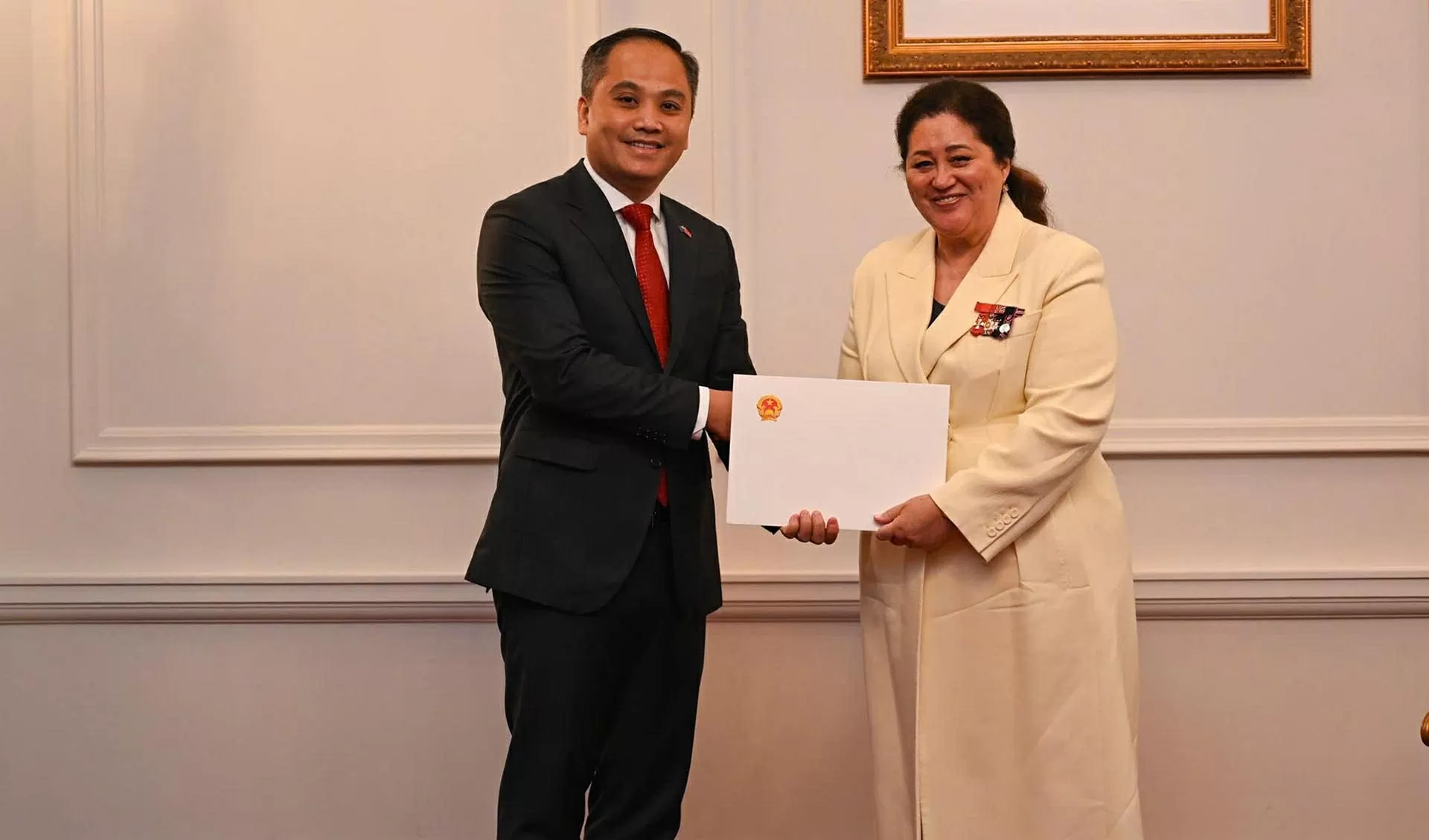 Đại sứ Phan Minh Giang trình Thư ủy nhiệm của Chủ tịch nước Lương Cường lên Toàn quyền New Zealand Cindy Kiro Đại sứ Phan Minh Giang trình Thư ủy nhiệm của Chủ tịch nước Lương Cường lên Toàn quyền New Zealand Cindy Kiro