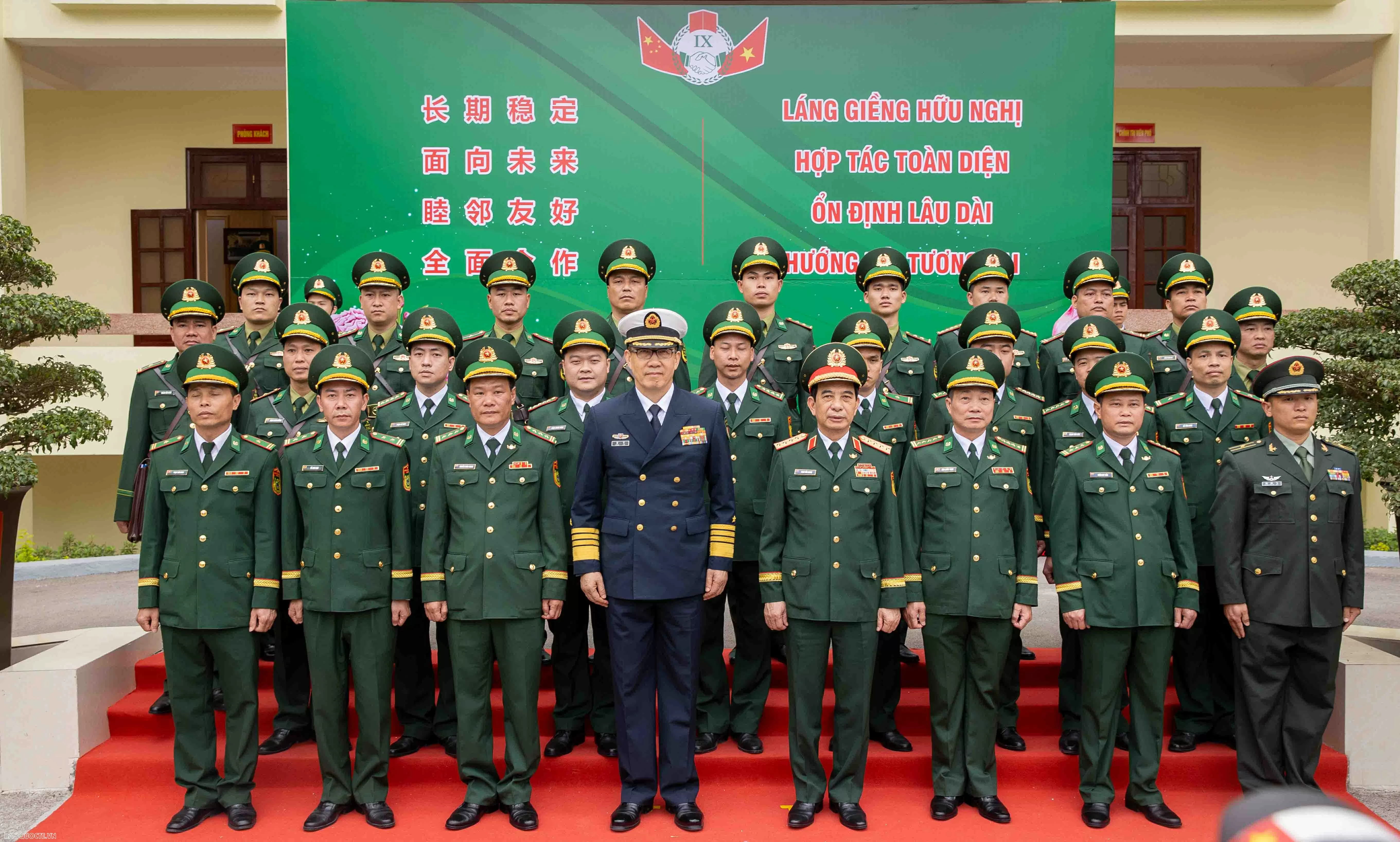 Bộ trưởng Bộ Quốc phòng Việt Nam và Trung Quốc cổ vũ giao hữu bóng chuyền hơi bộ đội biên phòng hai nước Đại tướng Phan Văn Giang và Thượng tướng Đổng Quân cổ vũ giao hữu bóng chuyền hơi bộ đội biên phòng Việt Nam-Trung Quốc