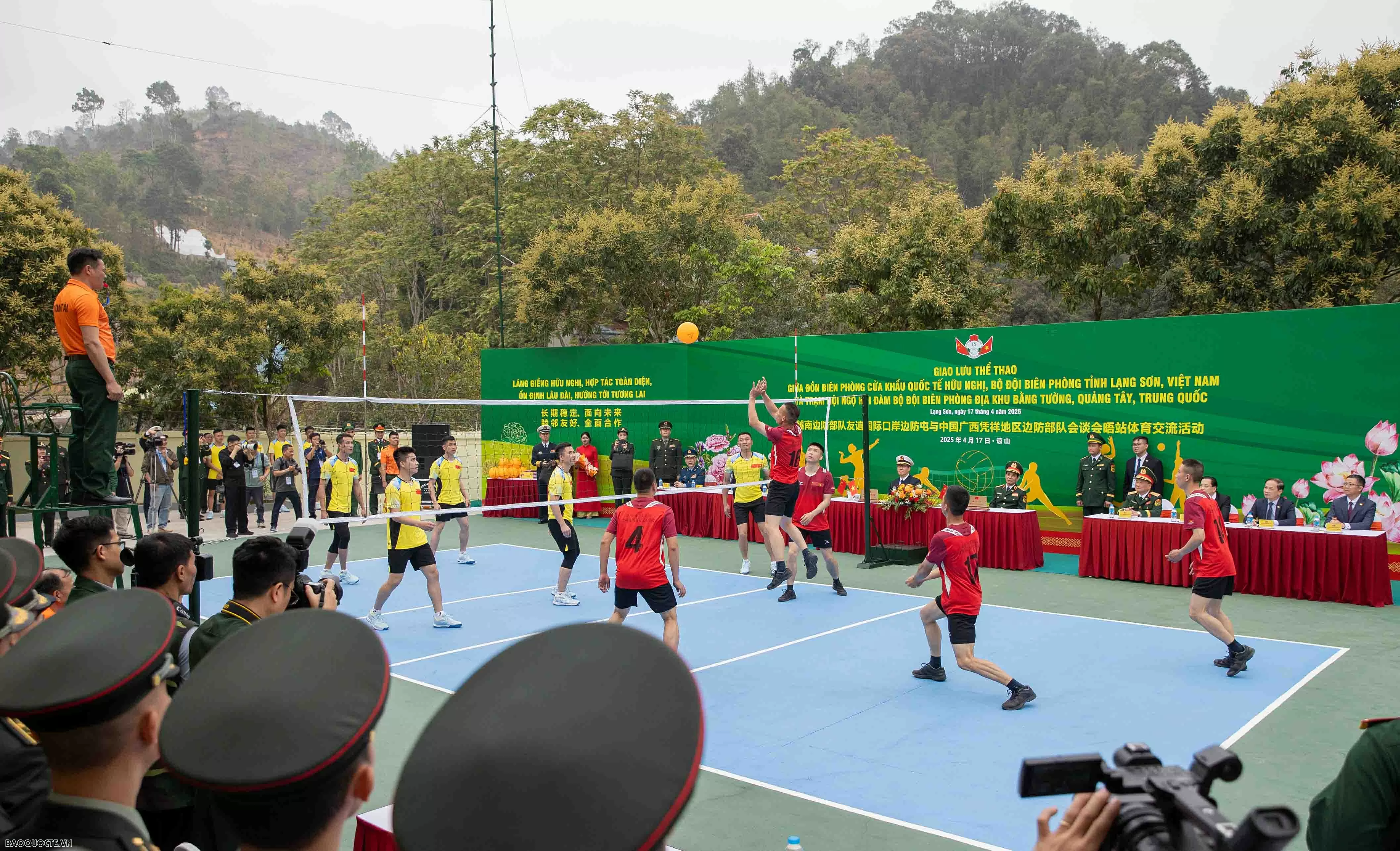 Bộ trưởng Bộ Quốc phòng Việt Nam và Trung Quốc cổ vũ giao hữu bóng chuyền hơi bộ đội biên phòng hai nước Đại tướng Phan Văn Giang và Thượng tướng Đổng Quân cổ vũ giao hữu bóng chuyền hơi bộ đội biên phòng Việt Nam-Trung Quốc