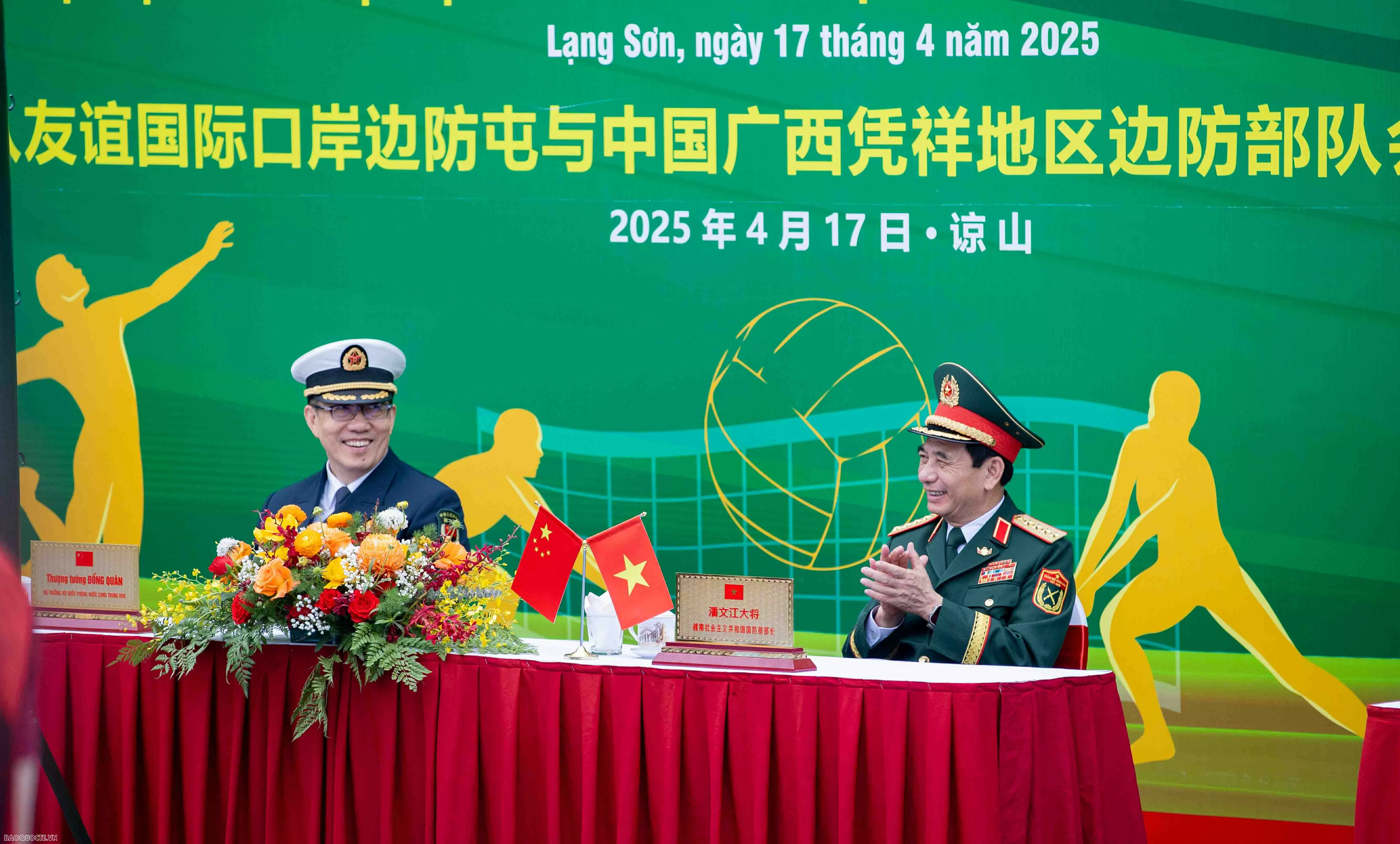 Bộ trưởng Bộ Quốc phòng Việt Nam và Trung Quốc cổ vũ giao hữu bóng chuyền hơi bộ đội biên phòng hai nước Đại tướng Phan Văn Giang và Thượng tướng Đổng Quân cổ vũ giao hữu bóng chuyền hơi bộ đội biên phòng Việt Nam-Trung Quốc