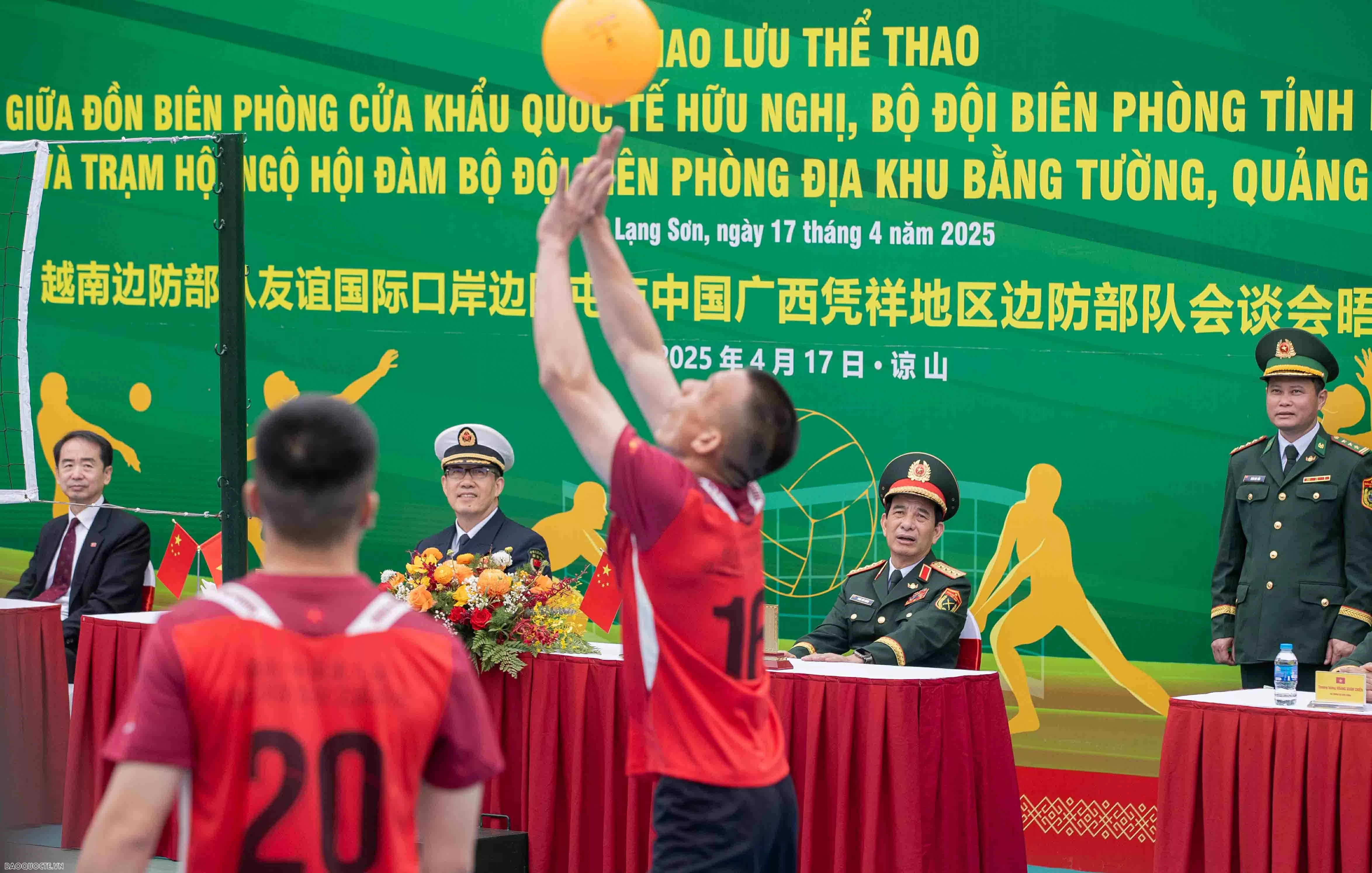 Bộ trưởng Bộ Quốc phòng Việt Nam và Trung Quốc cổ vũ giao hữu bóng chuyền hơi bộ đội biên phòng hai nước Đại tướng Phan Văn Giang và Thượng tướng Đổng Quân cổ vũ giao hữu bóng chuyền hơi bộ đội biên phòng Việt Nam-Trung Quốc