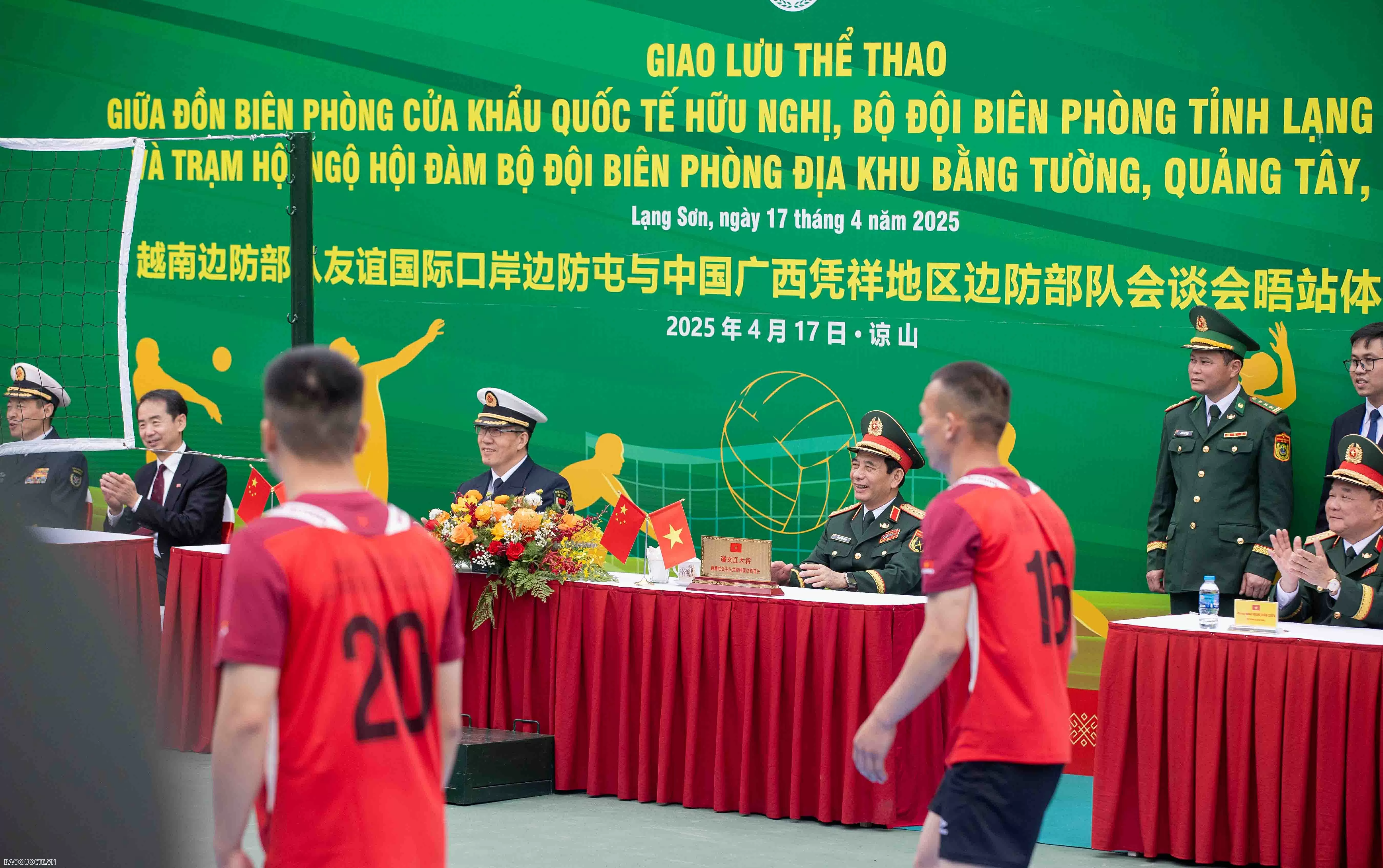 Bộ trưởng Bộ Quốc phòng Việt Nam và Trung Quốc cổ vũ giao hữu bóng chuyền hơi bộ đội biên phòng hai nước Đại tướng Phan Văn Giang và Thượng tướng Đổng Quân cổ vũ giao hữu bóng chuyền hơi bộ đội biên phòng Việt Nam-Trung Quốc