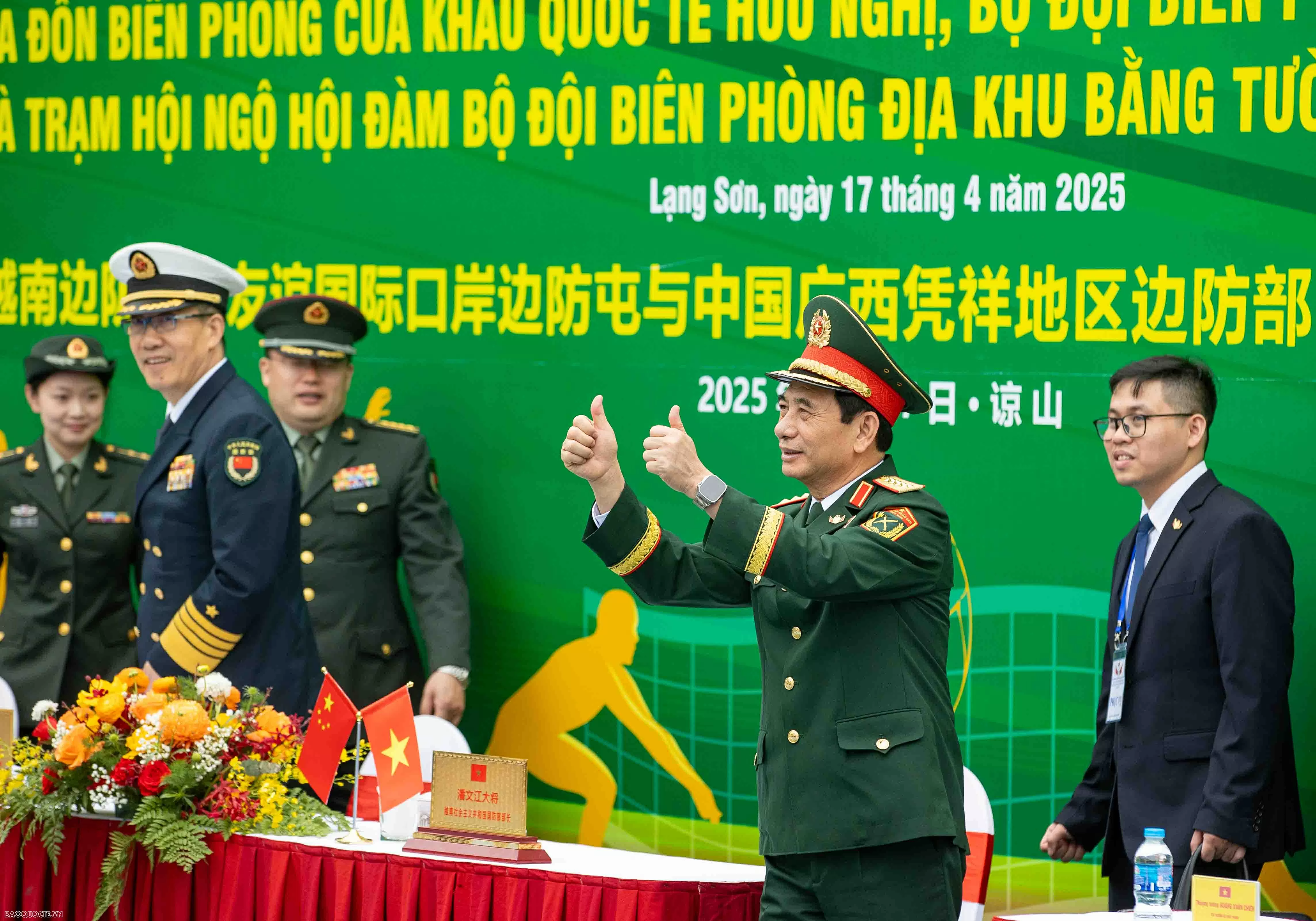 Bộ trưởng Bộ Quốc phòng Việt Nam và Trung Quốc cổ vũ giao hữu bóng chuyền hơi bộ đội biên phòng hai nước Đại tướng Phan Văn Giang và Thượng tướng Đổng Quân cổ vũ giao hữu bóng chuyền hơi bộ đội biên phòng Việt Nam-Trung Quốc