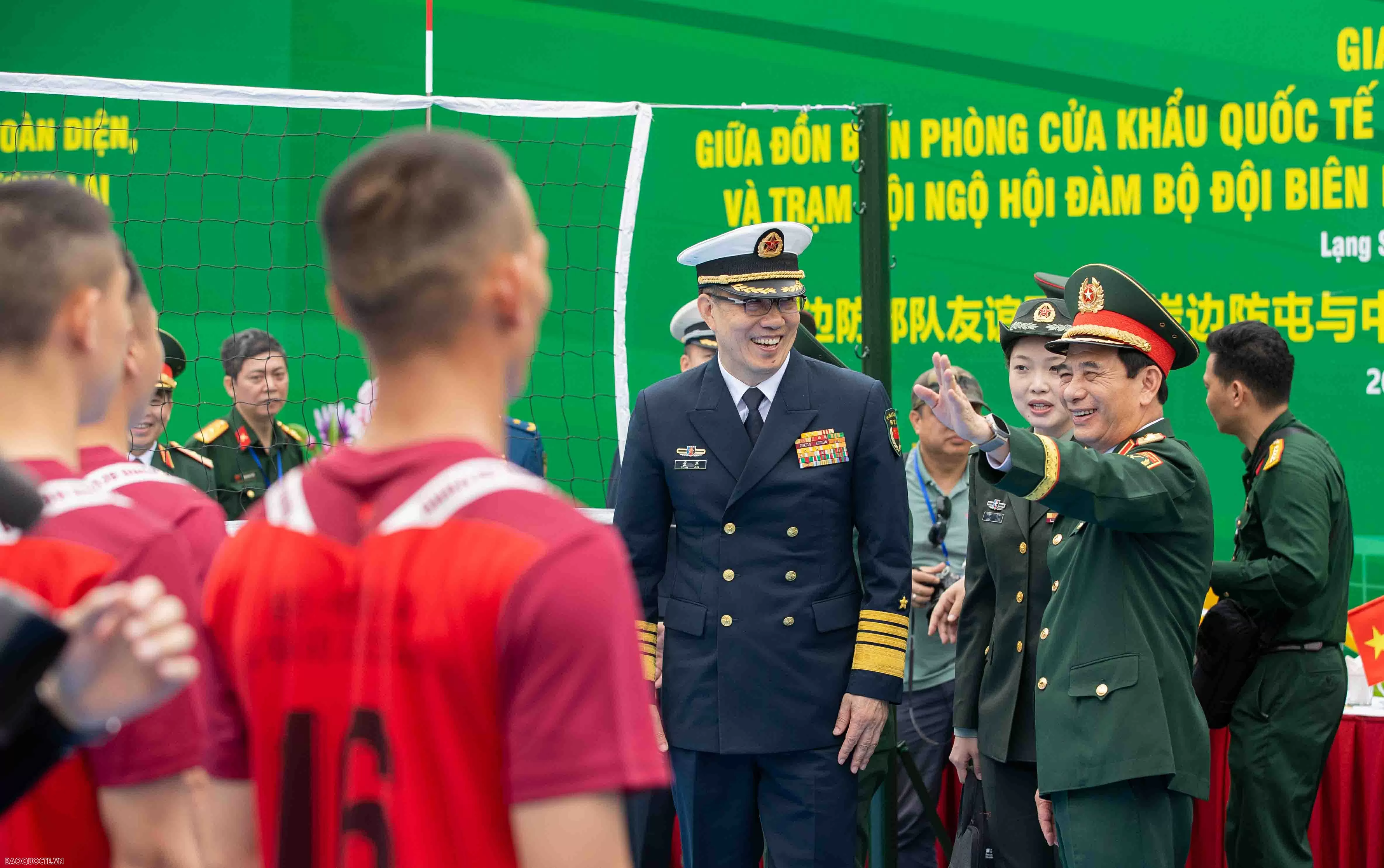 Đại tướng Phan Văn Giang và Thượng tướng Đổng Quân cổ vũ giao hữu bóng chuyền hơi bộ đội biên phòng Việt Nam-Trung Quốc