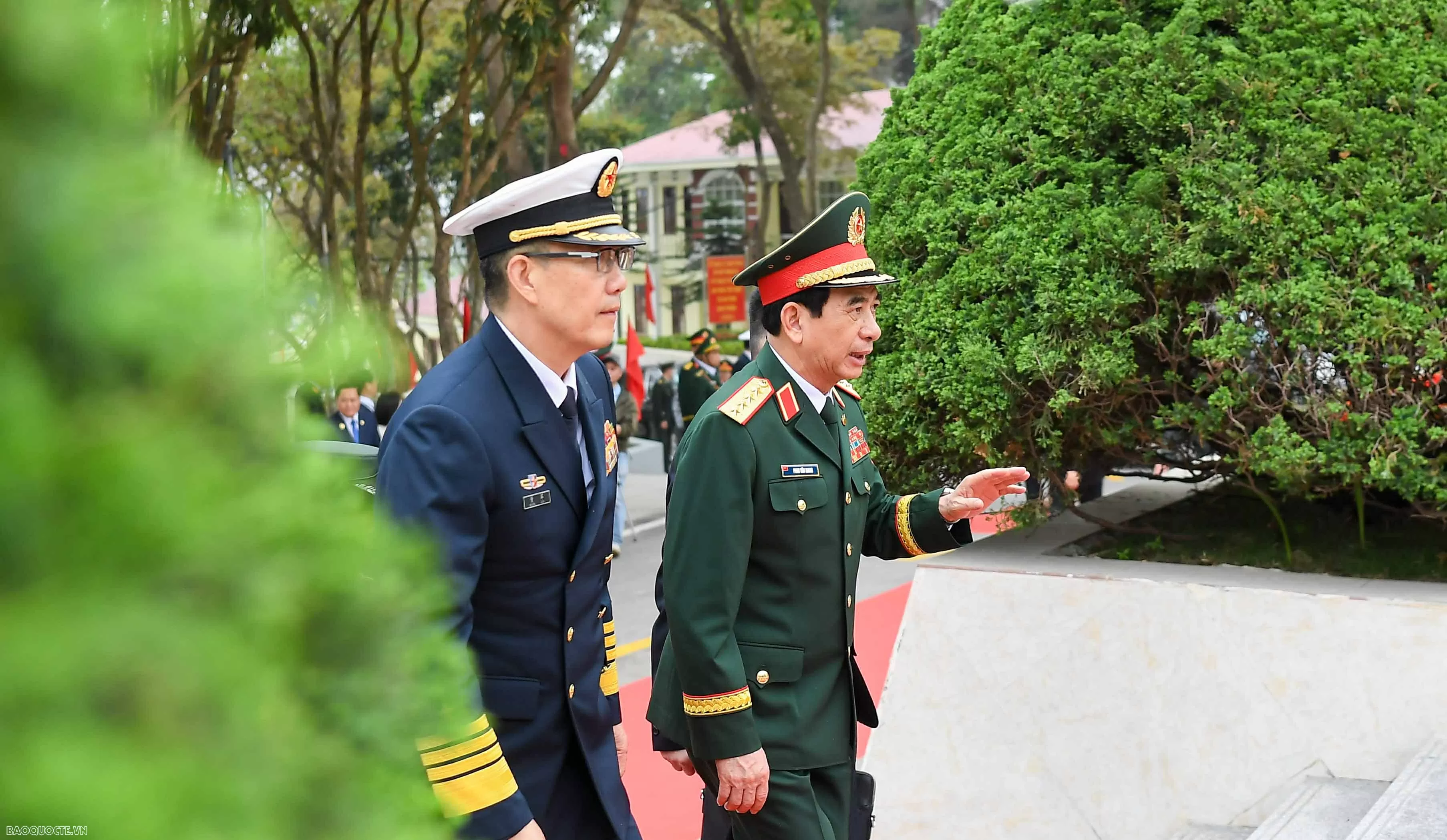 Bộ trưởng Bộ Quốc phòng Việt Nam và Trung Quốc cổ vũ giao hữu bóng chuyền hơi bộ đội biên phòng hai nước Đại tướng Phan Văn Giang và Thượng tướng Đổng Quân cổ vũ giao hữu bóng chuyền hơi bộ đội biên phòng Việt Nam-Trung Quốc