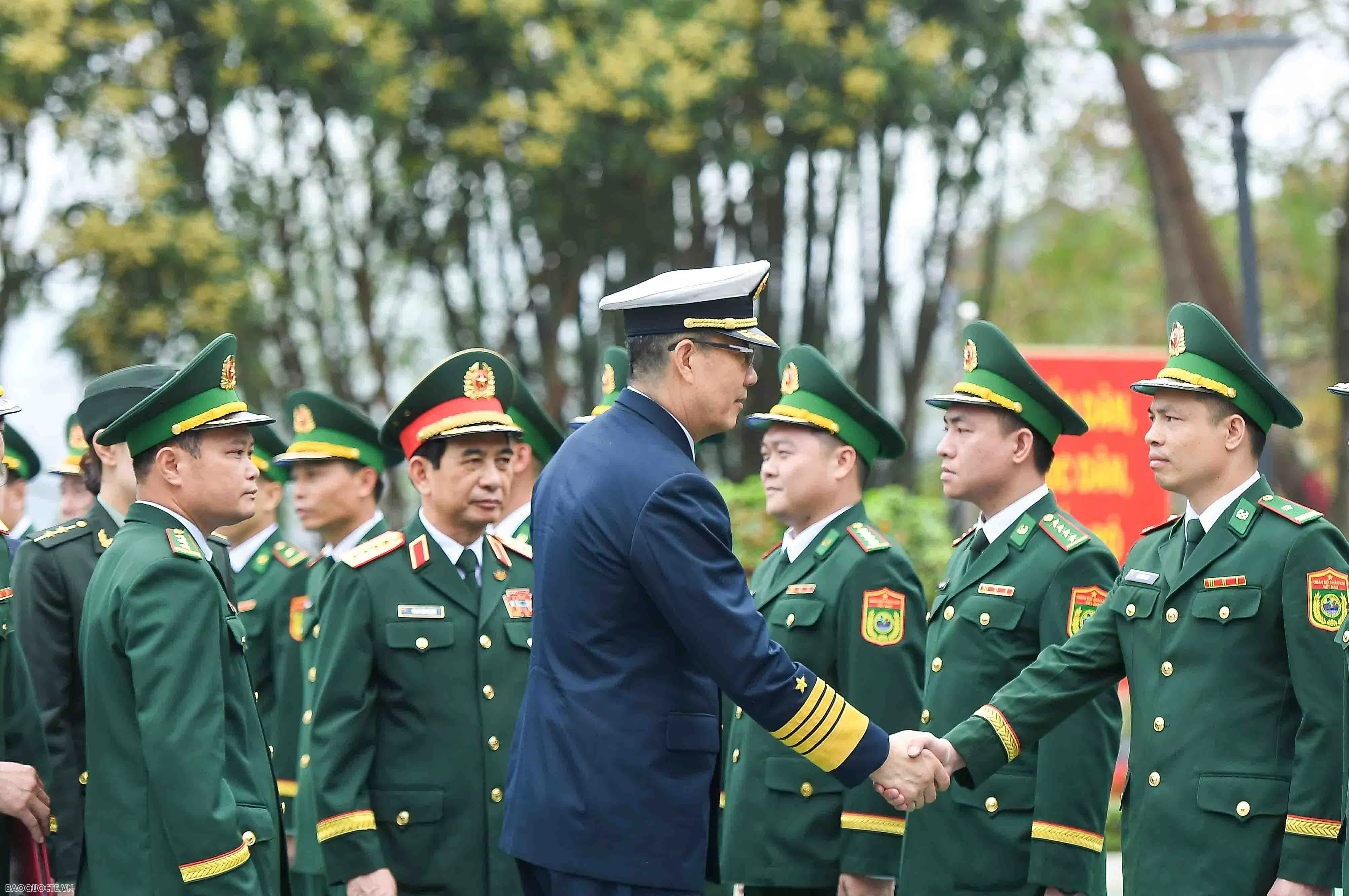 Bộ trưởng Bộ Quốc phòng Việt Nam và Trung Quốc cổ vũ giao hữu bóng chuyền hơi bộ đội biên phòng hai nước Bộ trưởng Bộ Quốc phòng Việt Nam và Trung Quốc cổ vũ giao hữu bóng chuyền hơi bộ đội biên phòng hai nước