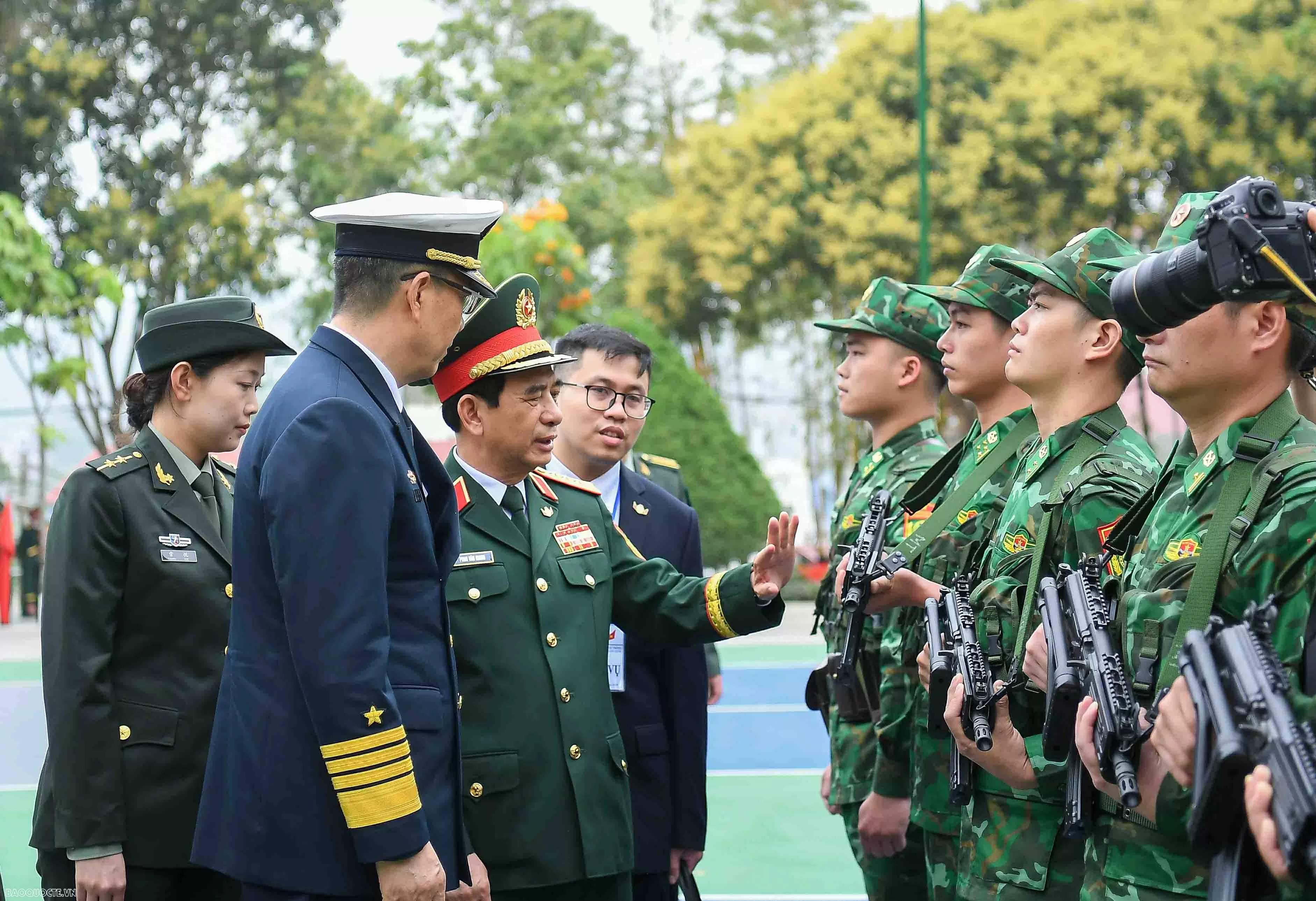 Bộ trưởng Bộ Quốc phòng Việt Nam và Trung Quốc cổ vũ giao hữu bóng chuyền hơi bộ đội biên phòng hai nước Đại tướng Phan Văn Giang và Thượng tướng Đổng Quân cổ vũ giao hữu bóng chuyền hơi bộ đội biên phòng Việt Nam-Trung Quốc