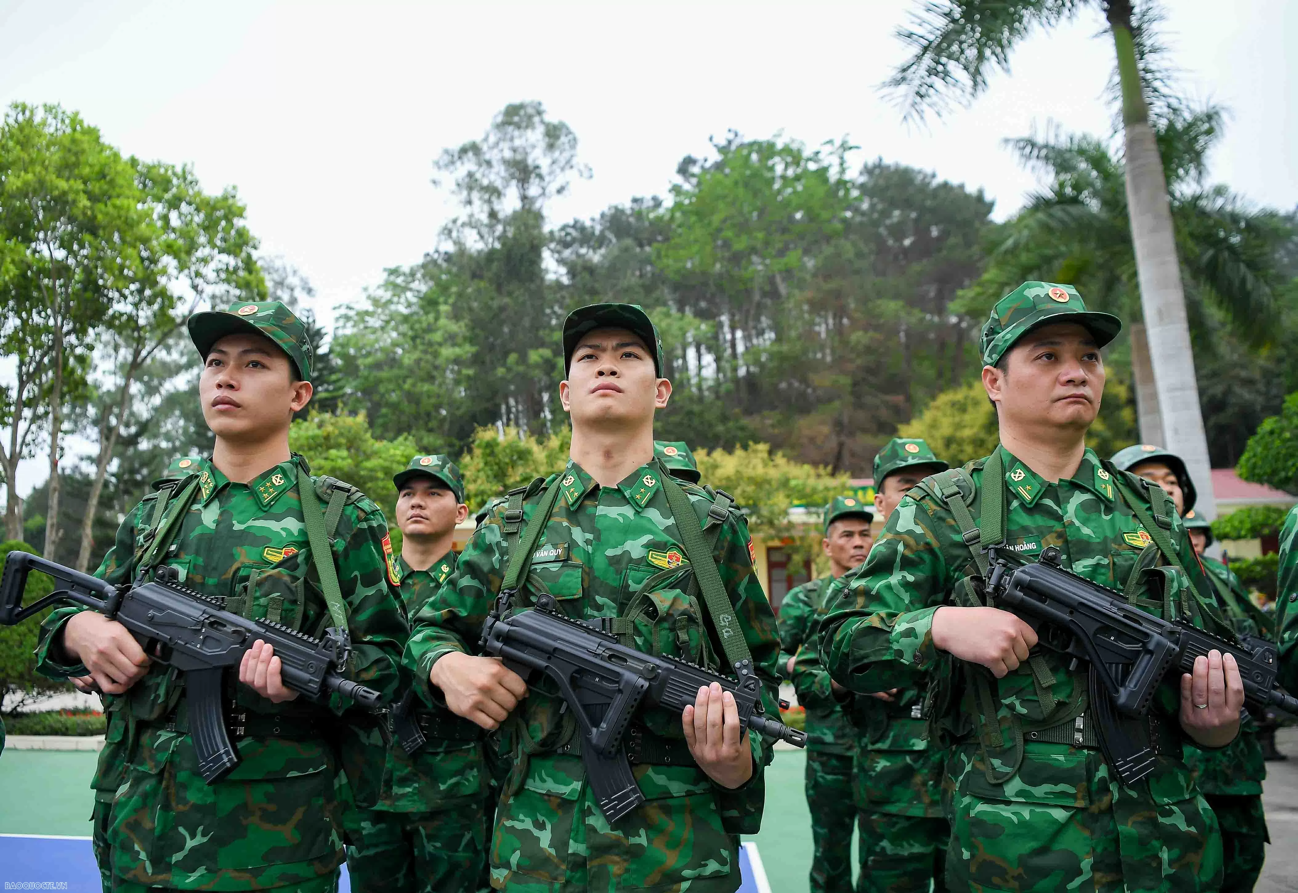 Bộ trưởng Bộ Quốc phòng Việt Nam và Trung Quốc cổ vũ giao hữu bóng chuyền hơi bộ đội biên phòng hai nước Đại tướng Phan Văn Giang và Thượng tướng Đổng Quân cổ vũ giao hữu bóng chuyền hơi bộ đội biên phòng Việt Nam-Trung Quốc