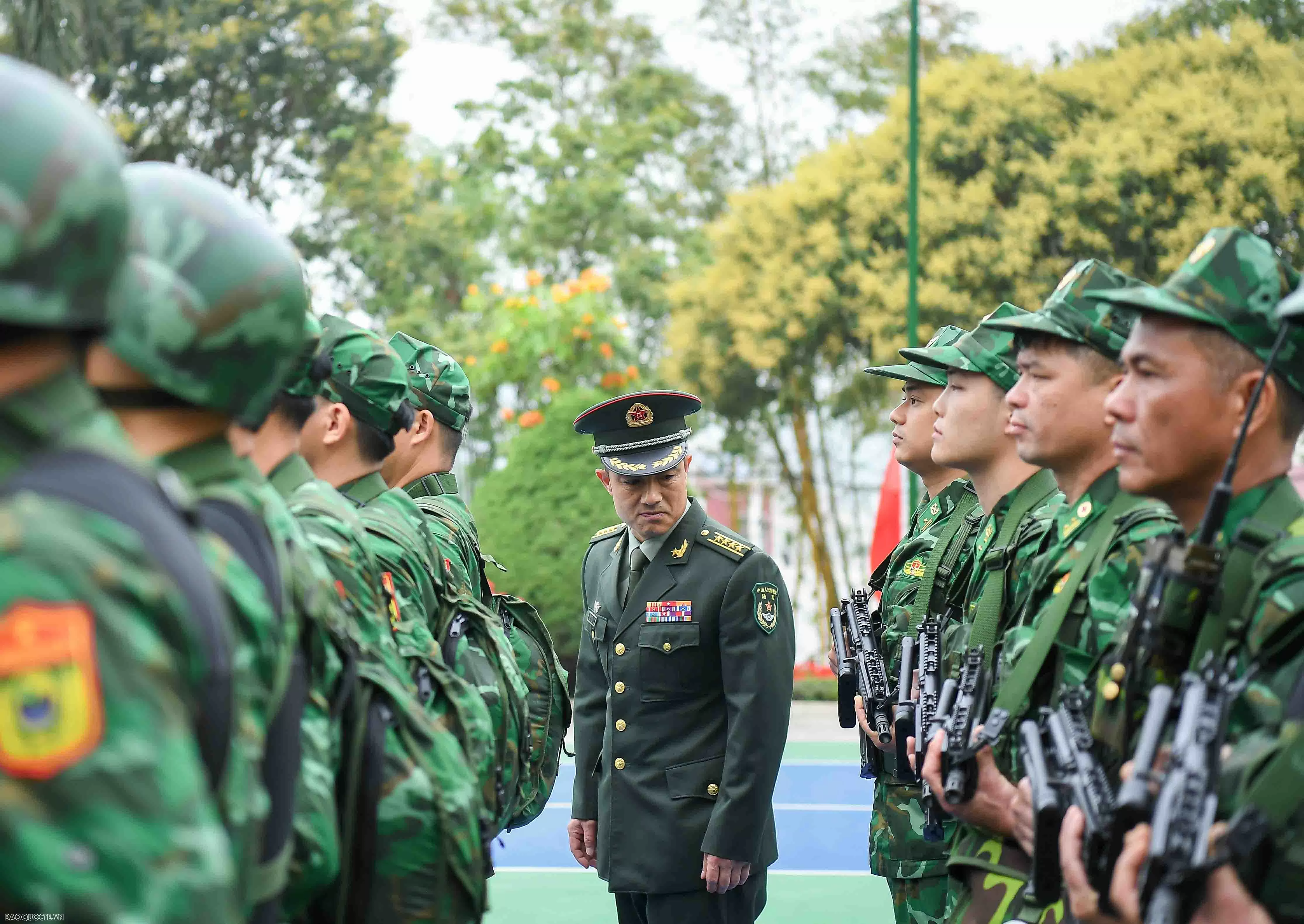 Cùng với đó, hai đơn vị duy trì đều đặn cơ chế hội đàm định kỳ hàng quý, tổ chức tuần tra song phương biên giới và thực hiện tốt công tác trao đổi thông tin, tình hình có liên quan thông qua gửi thư, điện thoại đường dây nóng và trao đổi trực tiếp trên biên giới; phối hợp đấu tranh phòng, chống tội phạm, xuất nhập cảnh trái phép, buôn lậu, giữ vững an ninh trật tự khu vực biên giới hai nước. Đặc biệt, trong giai đoạn từ đầu năm 2020 đến giữa năm 2023, hai đơn vị đã kề vai sát cánh, chung tay giúp đỡ, hỗ trợ lẫn nhau trong công tác phòng chống đại dịch Covid-19. Cùng với đó, hai đơn vị duy trì đều đặn cơ chế hội đàm định kỳ hàng quý, tổ chức tuần tra song phương biên giới và thực hiện tốt công tác trao đổi thông tin, tình hình có liên quan thông qua gửi thư, điện thoại đường dây nóng và trao đổi trực tiếp trên biên giới; phối hợp đấu tranh phòng, chống tội phạm, xuất nhập cảnh trái phép, buôn lậu, giữ vững an ninh trật tự khu vực biên giới hai nước. Đặc biệt, trong giai đoạn từ đầu năm 2020 đến giữa năm 2023, hai đơn vị đã kề vai sát cánh, chung tay giúp đỡ, hỗ trợ lẫn nhau trong công tác phòng chống đại dịch Covid-19.
