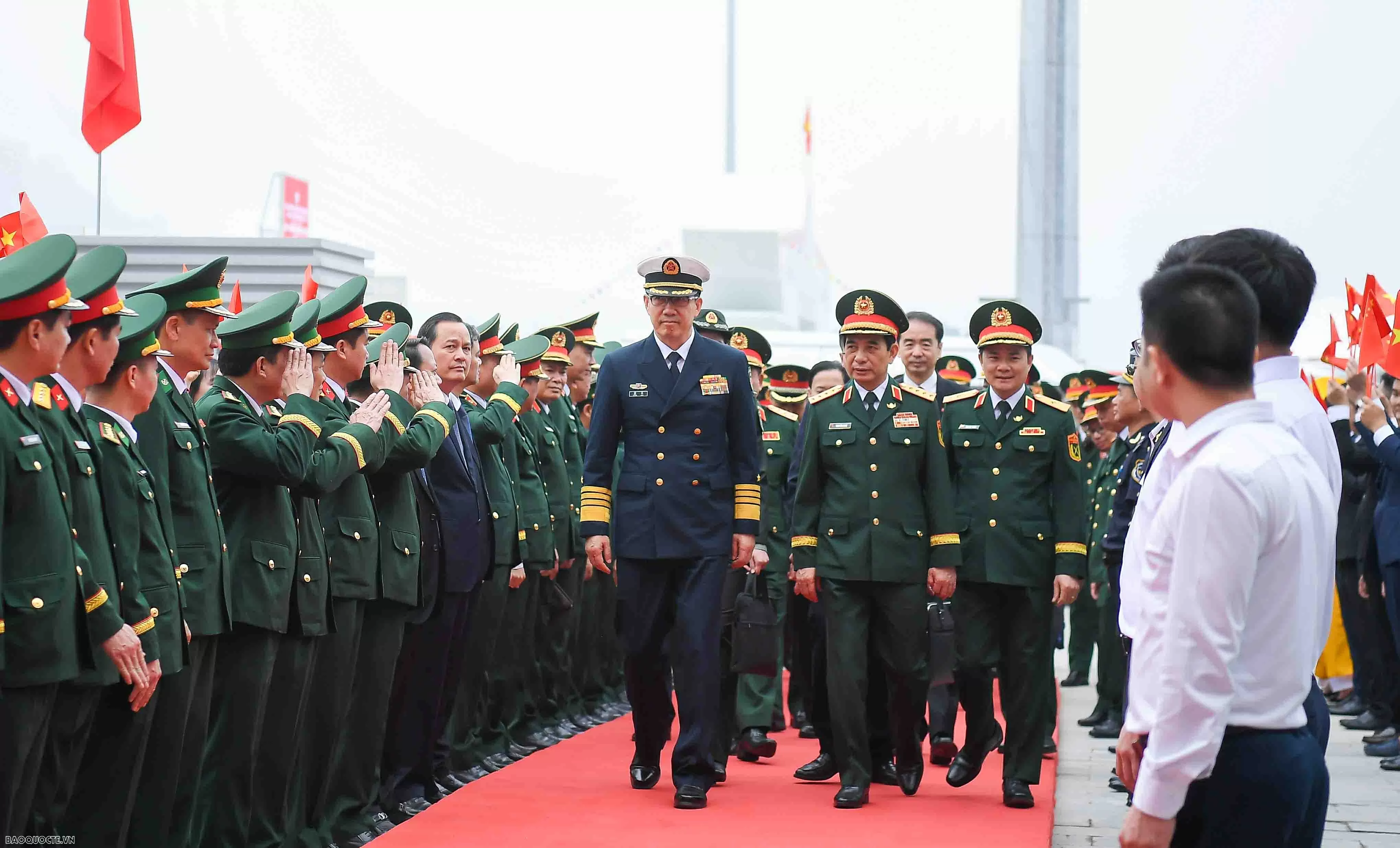 Bộ trưởng Bộ Quốc phòng Việt Nam và Trung Quốc cổ vũ giao hữu bóng chuyền hơi bộ đội biên phòng hai nước Đại tướng Phan Văn Giang và Thượng tướng Đổng Quân cổ vũ giao hữu bóng chuyền hơi bộ đội biên phòng Việt Nam-Trung Quốc