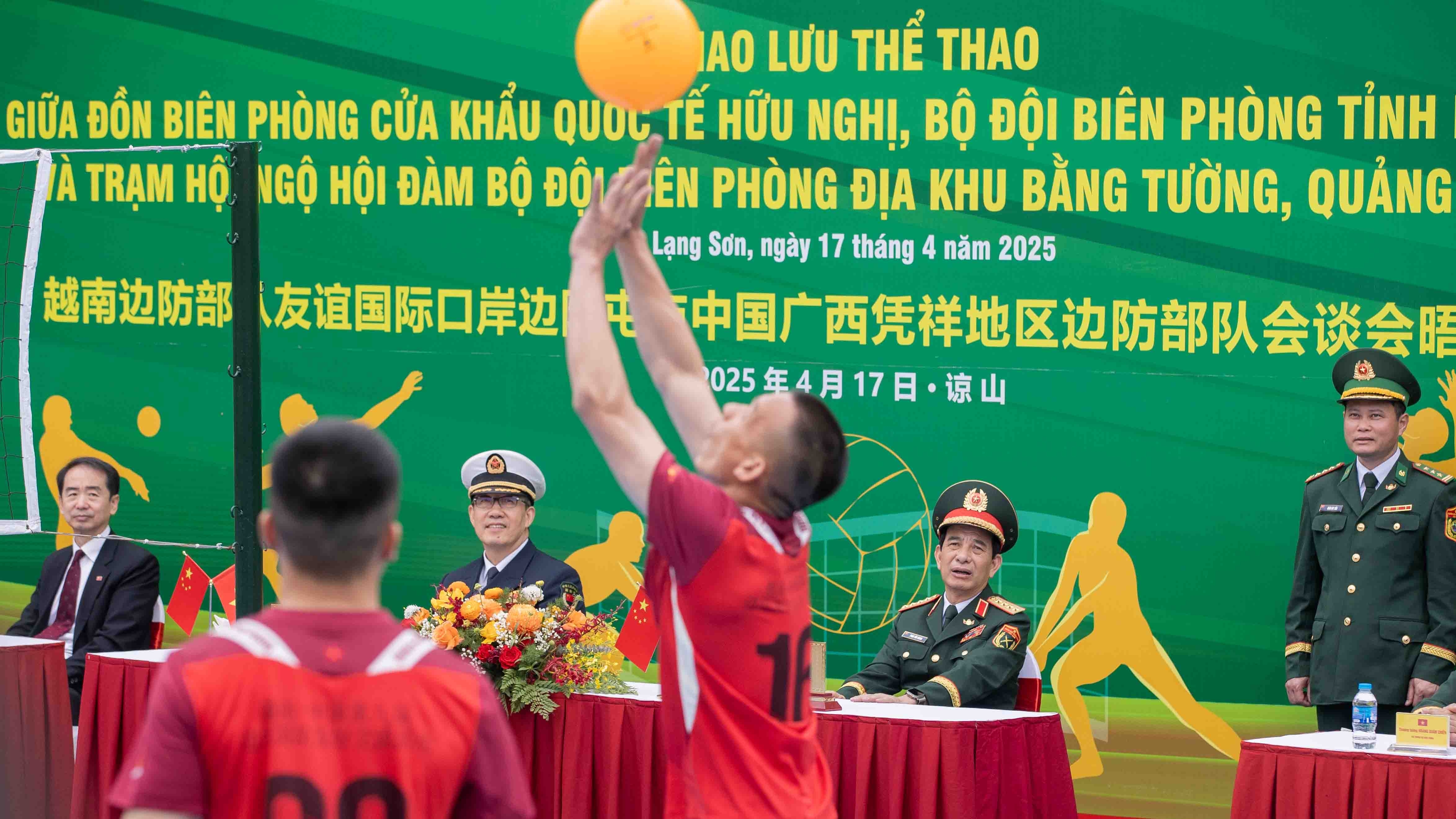 Đại tướng Phan Văn Giang và Thượng tướng Đổng Quân cổ vũ giao hữu bóng chuyền hơi bộ đội biên phòng Việt Nam-Trung Quốc