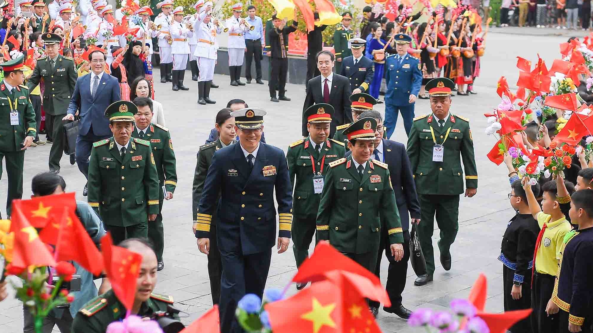 Bộ trưởng Quốc phòng Việt Nam mời Bộ trưởng Quốc phòng Trung Quốc dự 50 năm ngày Việt Nam giải phóng đất nước