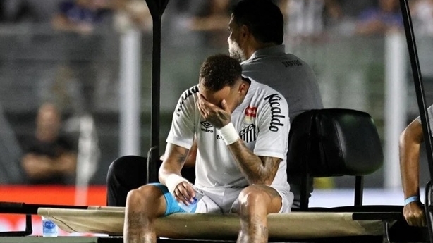 Vận đen đeo bám, Neymar bật khóc rời sân