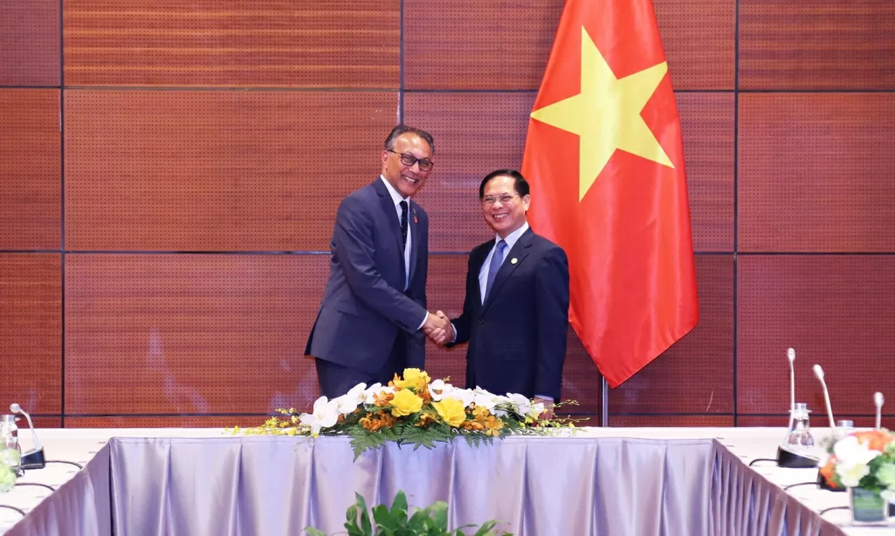 Phó Thủ tướng, Bộ trưởng Ngoại giao Bùi Thanh Sơn chòa mừng ông Ani Dasgupta, Chủ tịch kiêm Tổng Giám đốc Viện Tài nguyên thế giới (WRI) đến với Việt Nam. (Ảnh: Thành Long) Phó Thủ tướng, Bộ trưởng Ngoại giao Bùi Thanh Sơn chòa mừng ông Ani Dasgupta, Chủ tịch kiêm Tổng Giám đốc Viện Tài nguyên thế giới (WRI) đến với Việt Nam. (Ảnh: Thành Long)