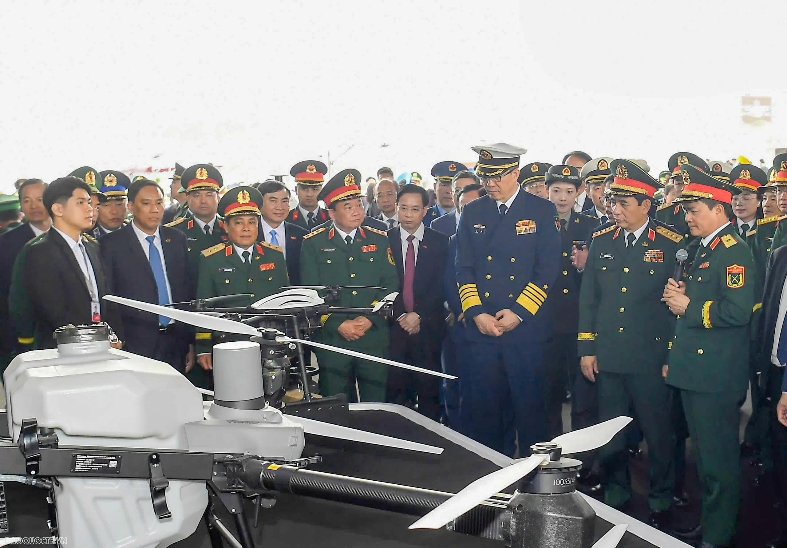 Đại tướng Phan Văn Giang và Thượng tướng Đổng Quân cổ vũ giao hữu bóng chuyền hơi bộ đội biên phòng Việt Nam-Trung Quốc Đại tướng Phan Văn Giang và Thượng tướng Đổng Quân cổ vũ giao hữu bóng chuyền hơi bộ đội biên phòng Việt Nam-Trung Quốc