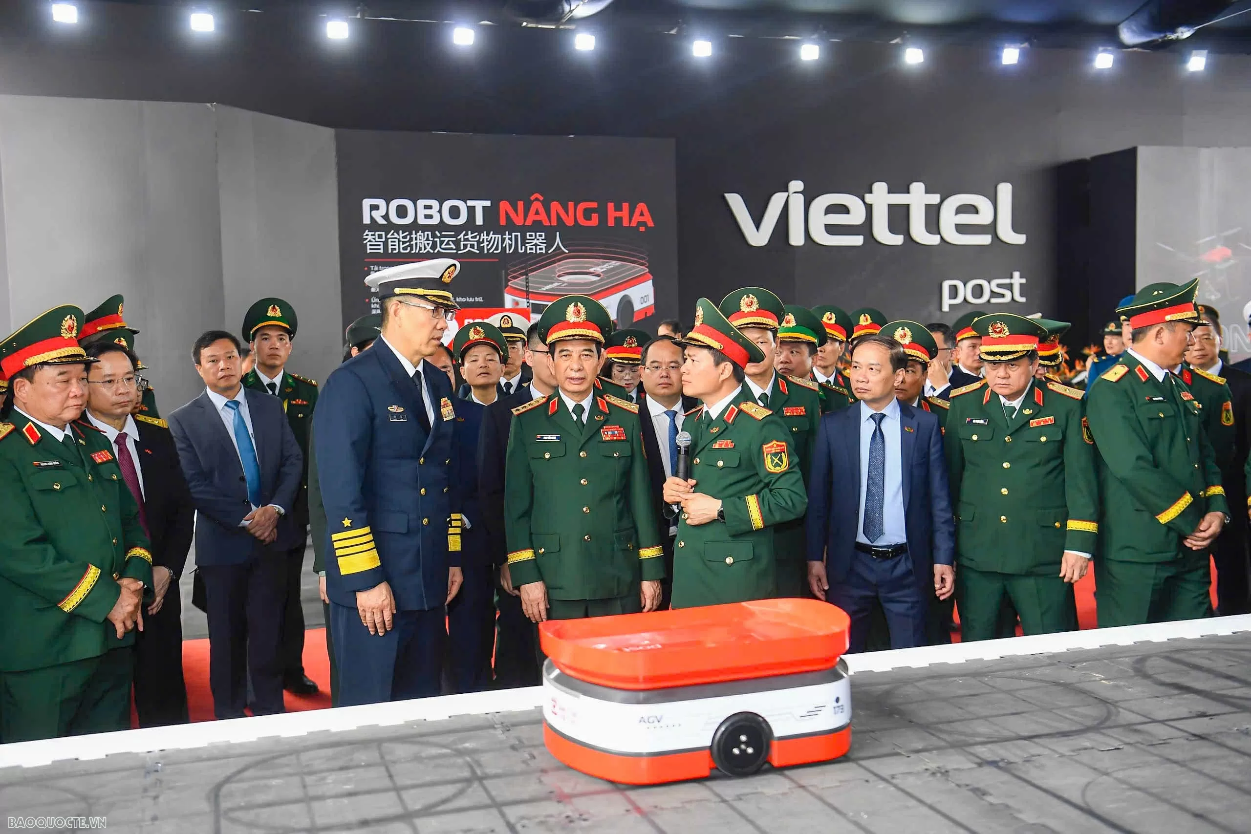 Đại tướng Phan Văn Giang và Thượng tướng Đổng Quân cổ vũ giao hữu bóng chuyền hơi bộ đội biên phòng Việt Nam-Trung Quốc Đại tướng Phan Văn Giang và Thượng tướng Đổng Quân cổ vũ giao hữu bóng chuyền hơi bộ đội biên phòng Việt Nam-Trung Quốc