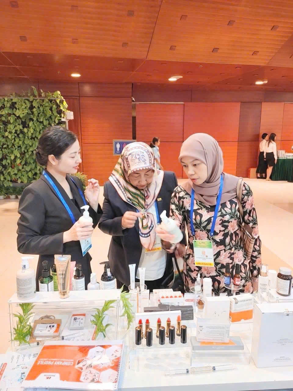 Các gian hàng của doanh nghiệp tại Triển lãm Tăng trưởng xanh P4G. (Ảnh: Tống Thoan) Các gian hàng của doanh nghiệp tại Triển lãm Tăng trưởng xanh P4G. (Ảnh: Tống Thoan)