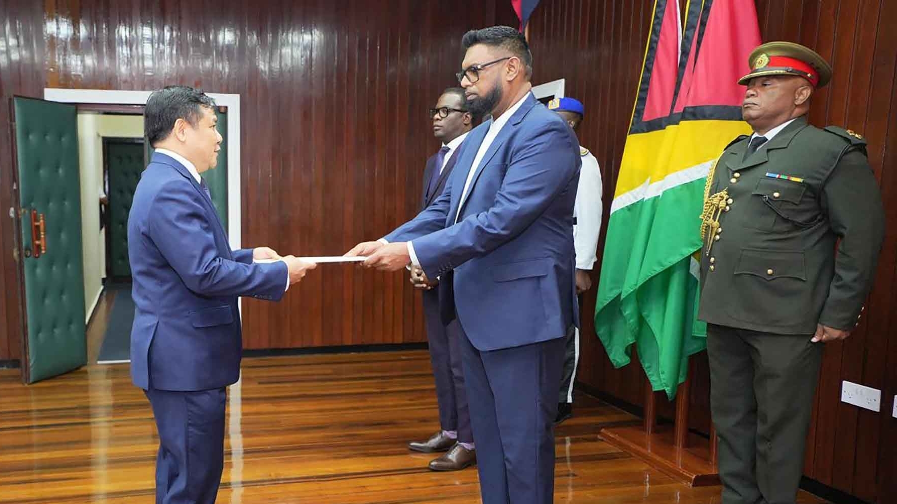 Đại sứ Bùi Văn Nghị trình Thư ủy nhiệm lên Tổng thống Cộng hoà hợp tác Guyana